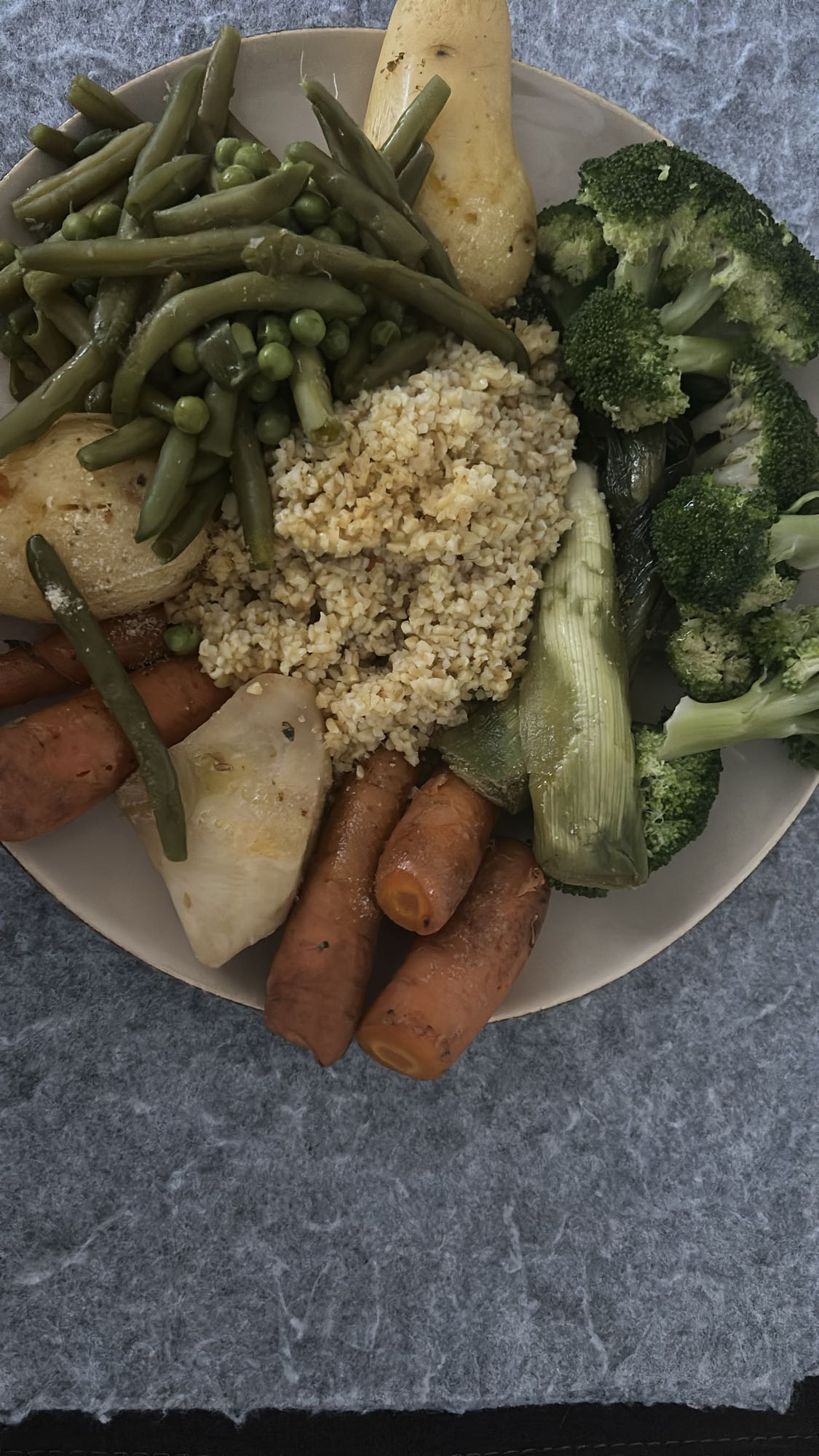 plato de verduras y bulgur