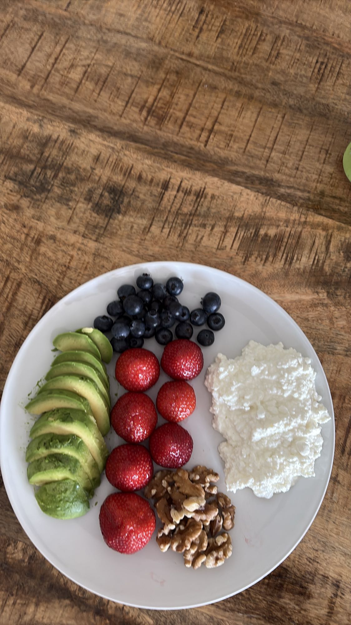 Kwark met fruit en avocado