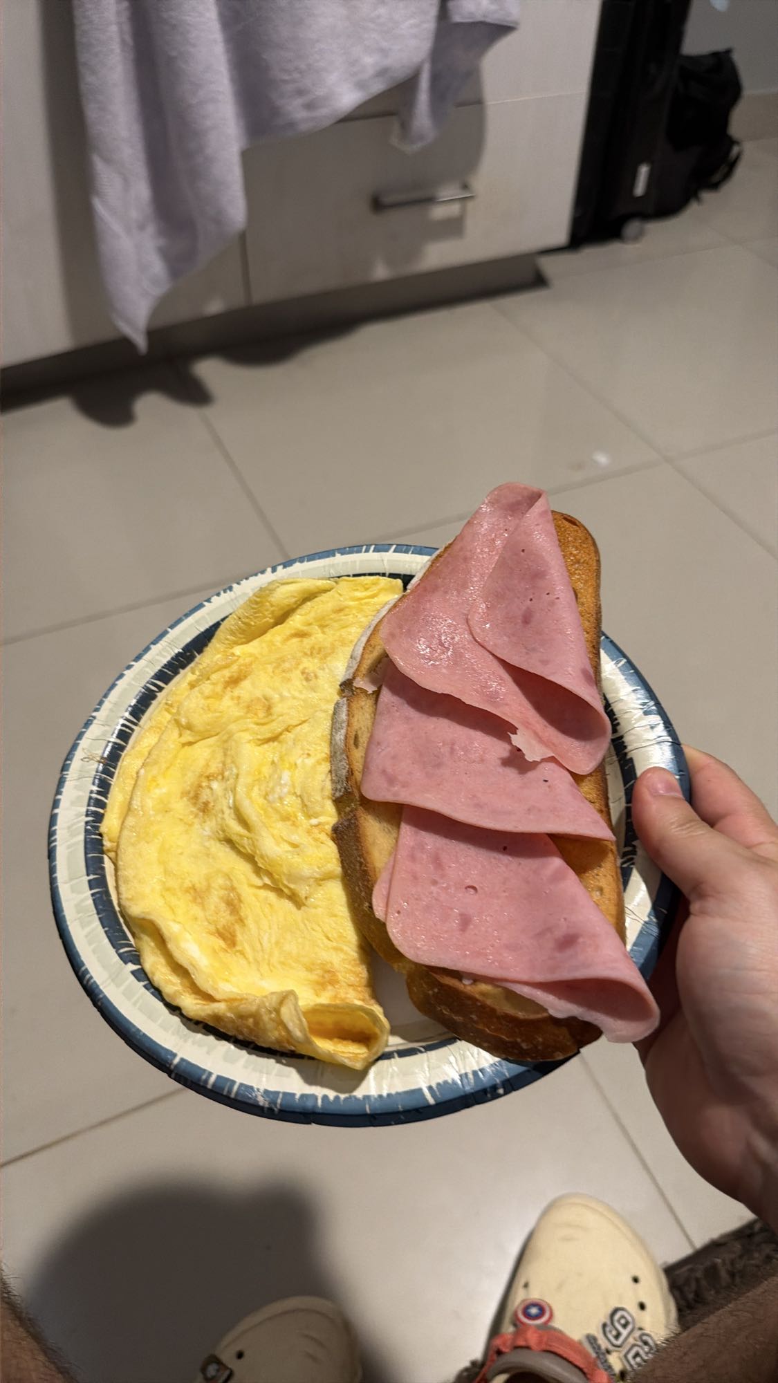 omelet con tostadas y jamón