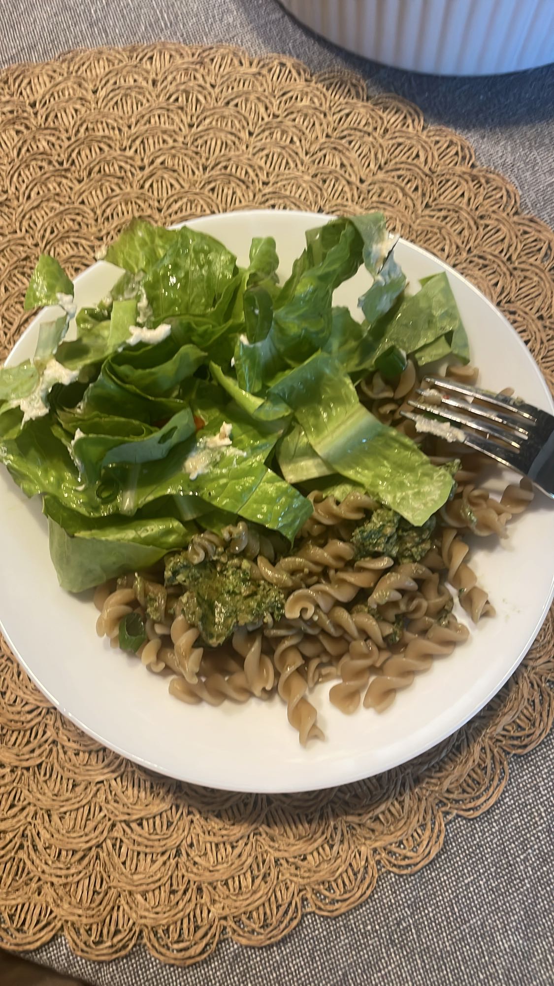 Makaron z soczewicy z pesto i sałatą z sosem tahini