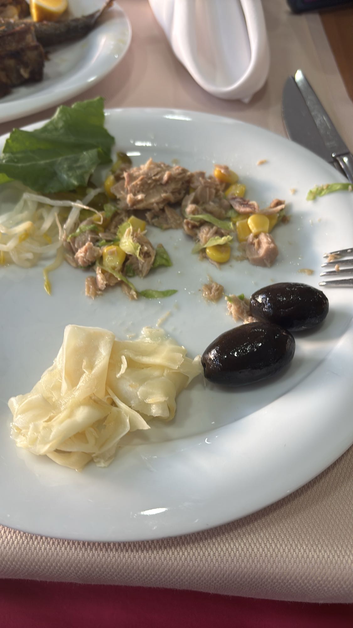 Салат с тунцом и оливками