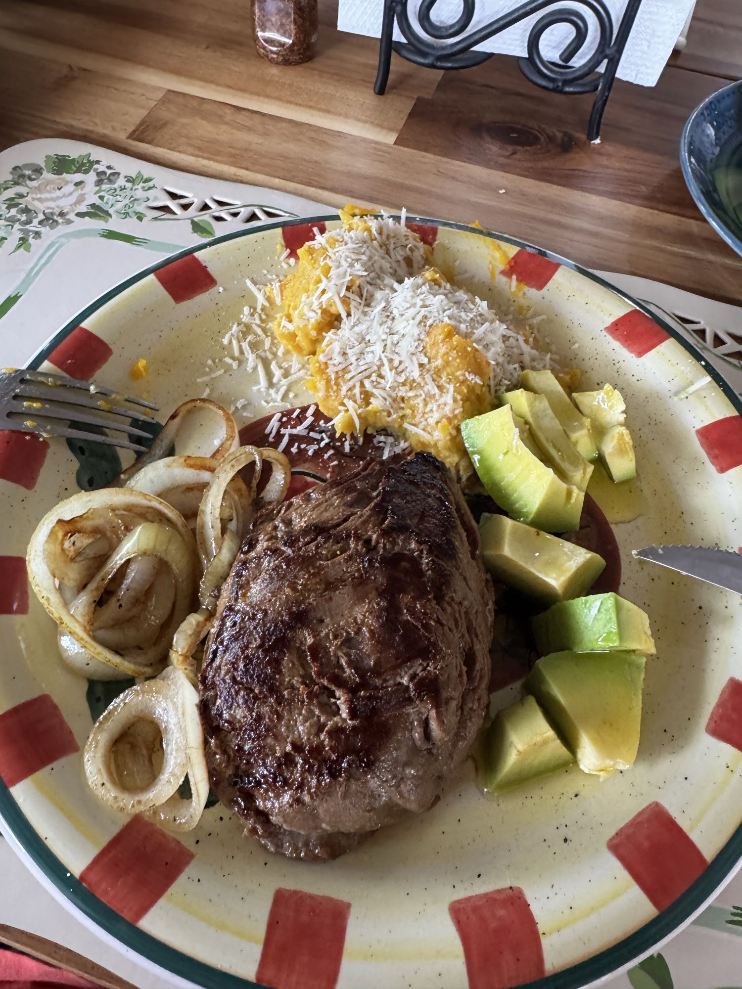 bistec con aguacate