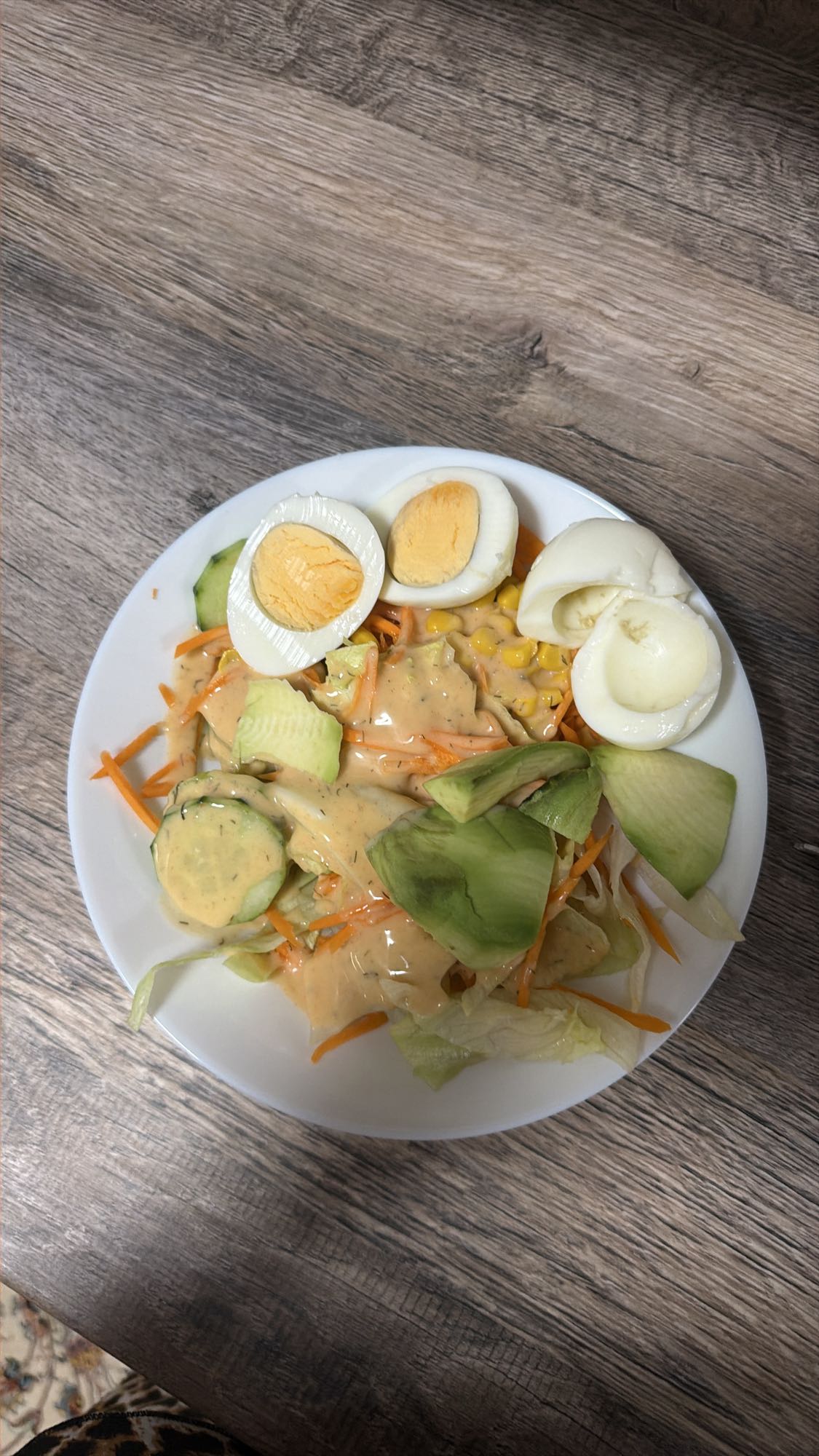 Salat mit Ei und Avocado