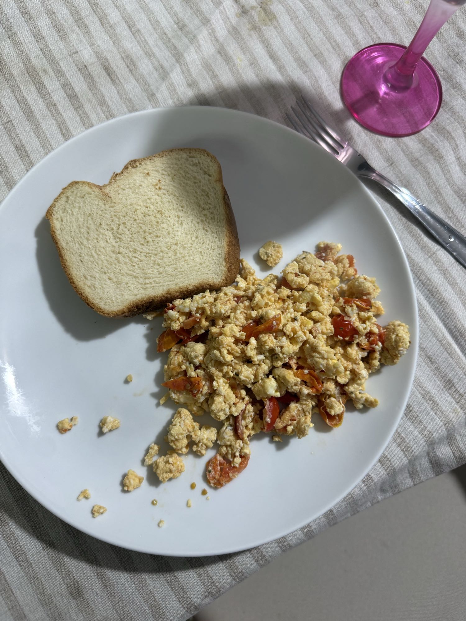 Ovos mexidos com pão