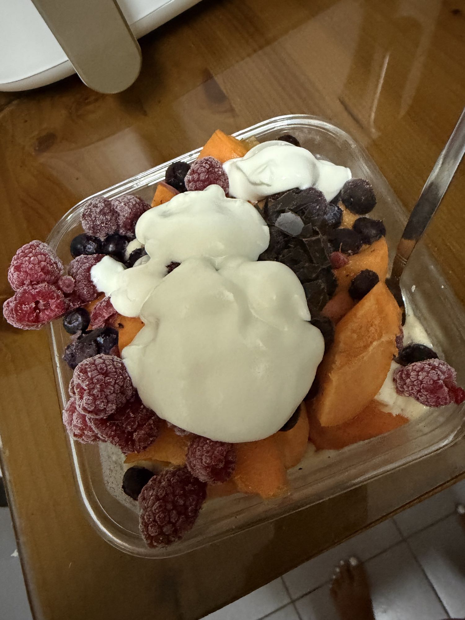 Overnight oats cu iaurt, fructe si pudra proteica