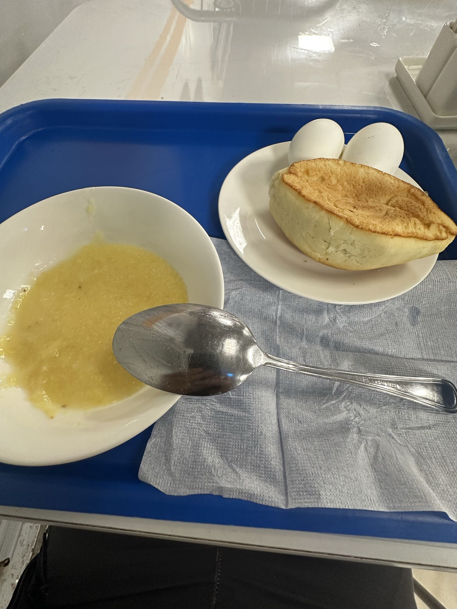 каша с яйцами и булкой