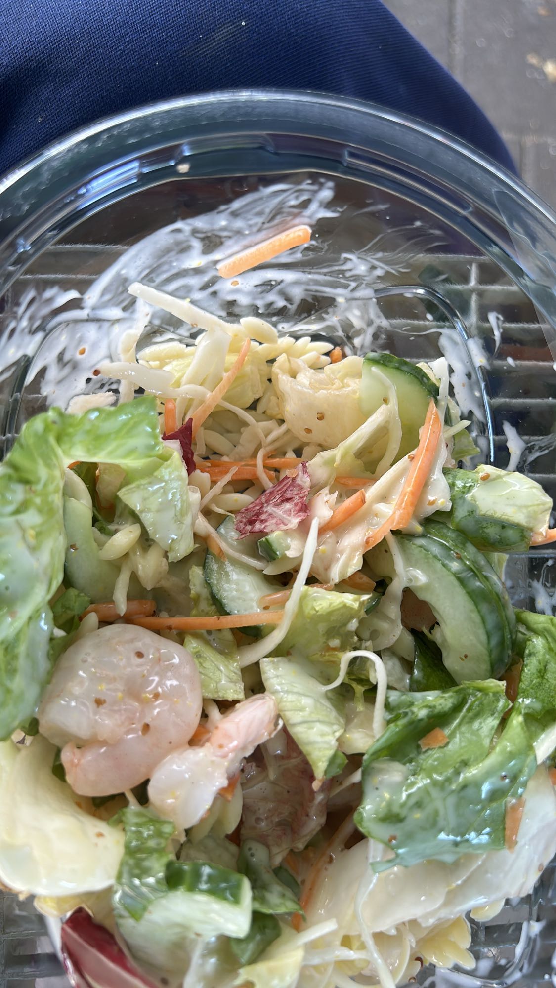 ensalada cremosa con camarón