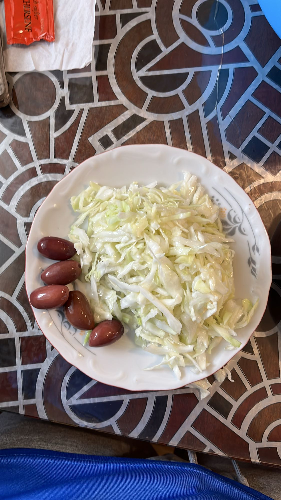 Зелева салата с маслини