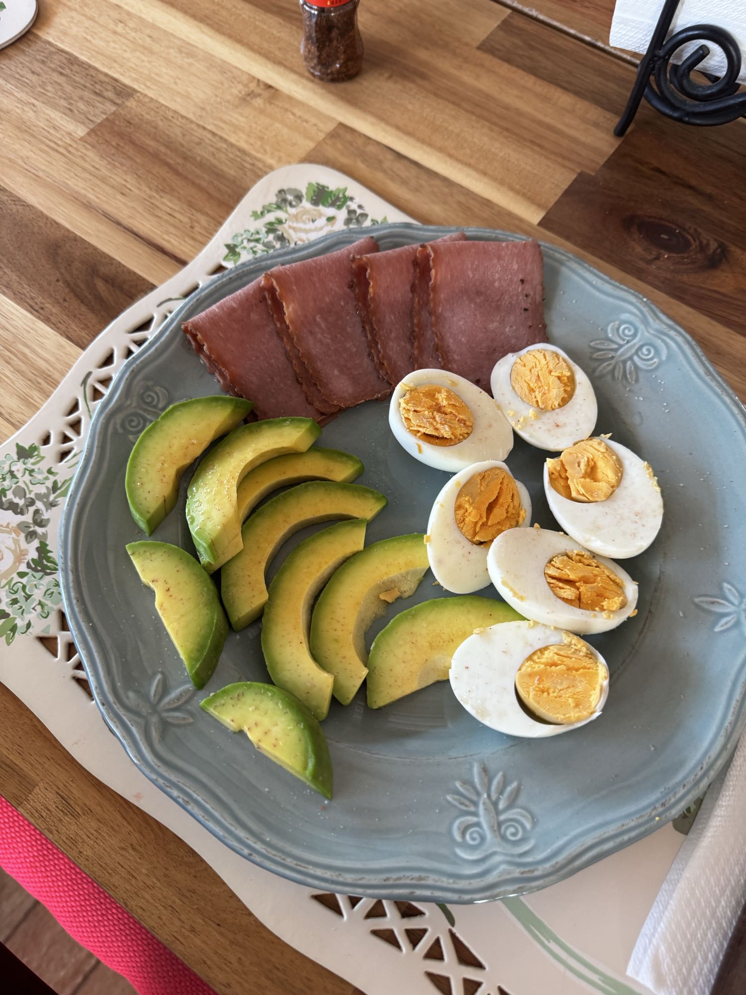 huevos con aguacate y jamón