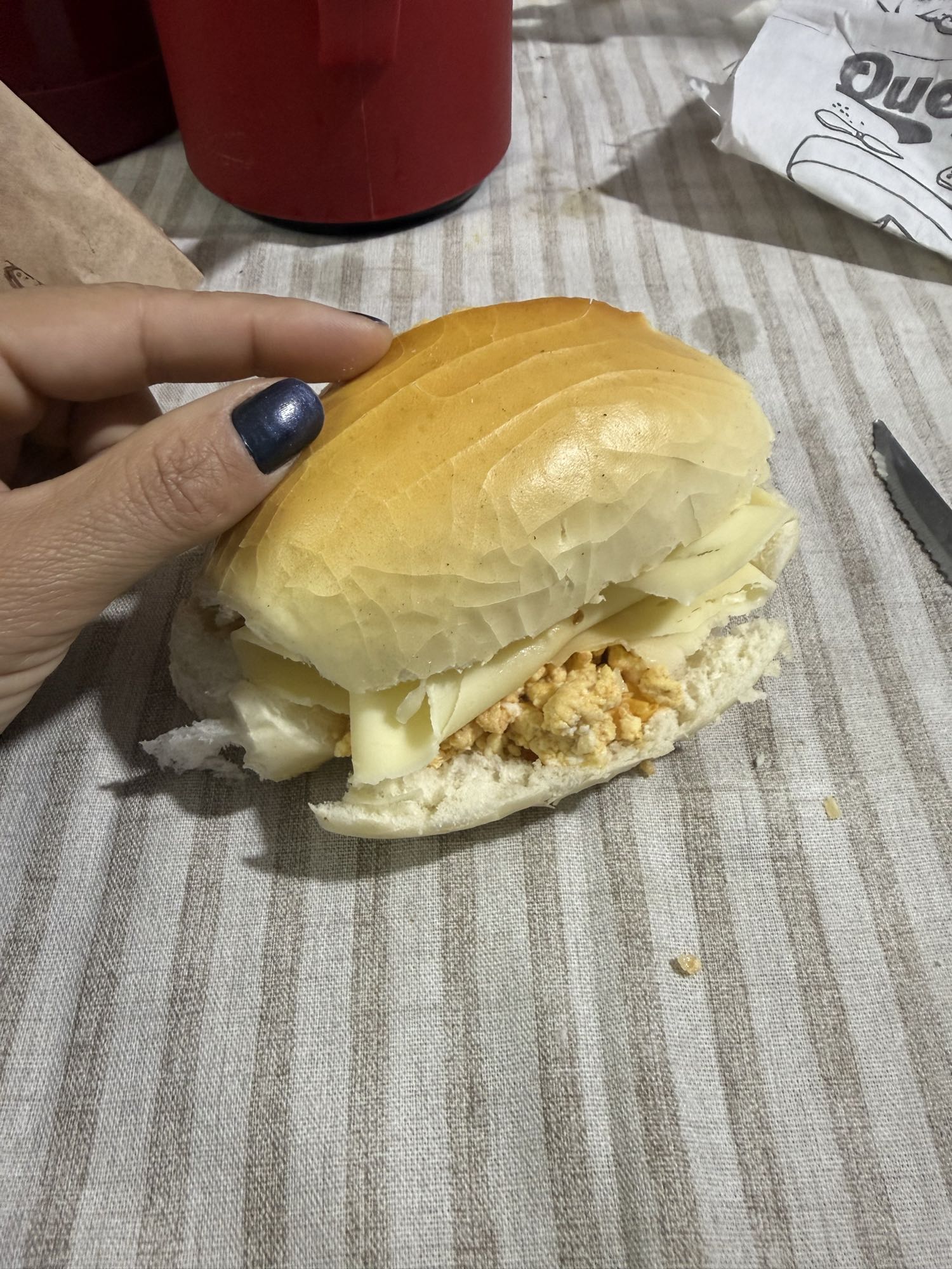pao com ovo e queijo