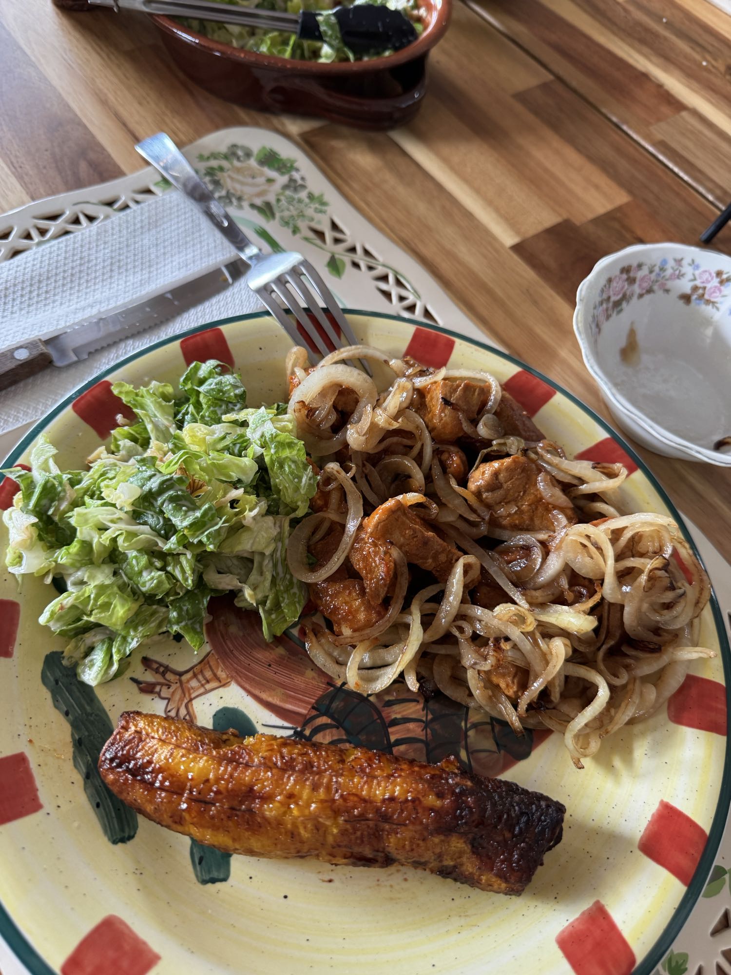 Pollo con cebolla y plátano