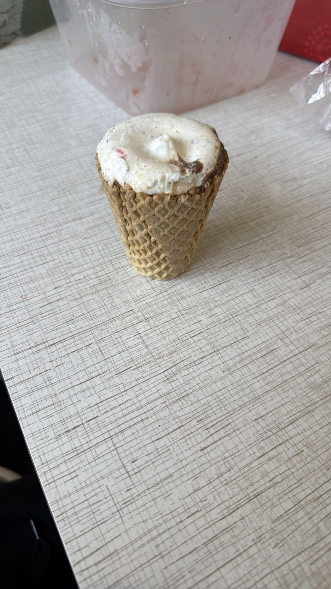 мороженое в вафельном стаканчике