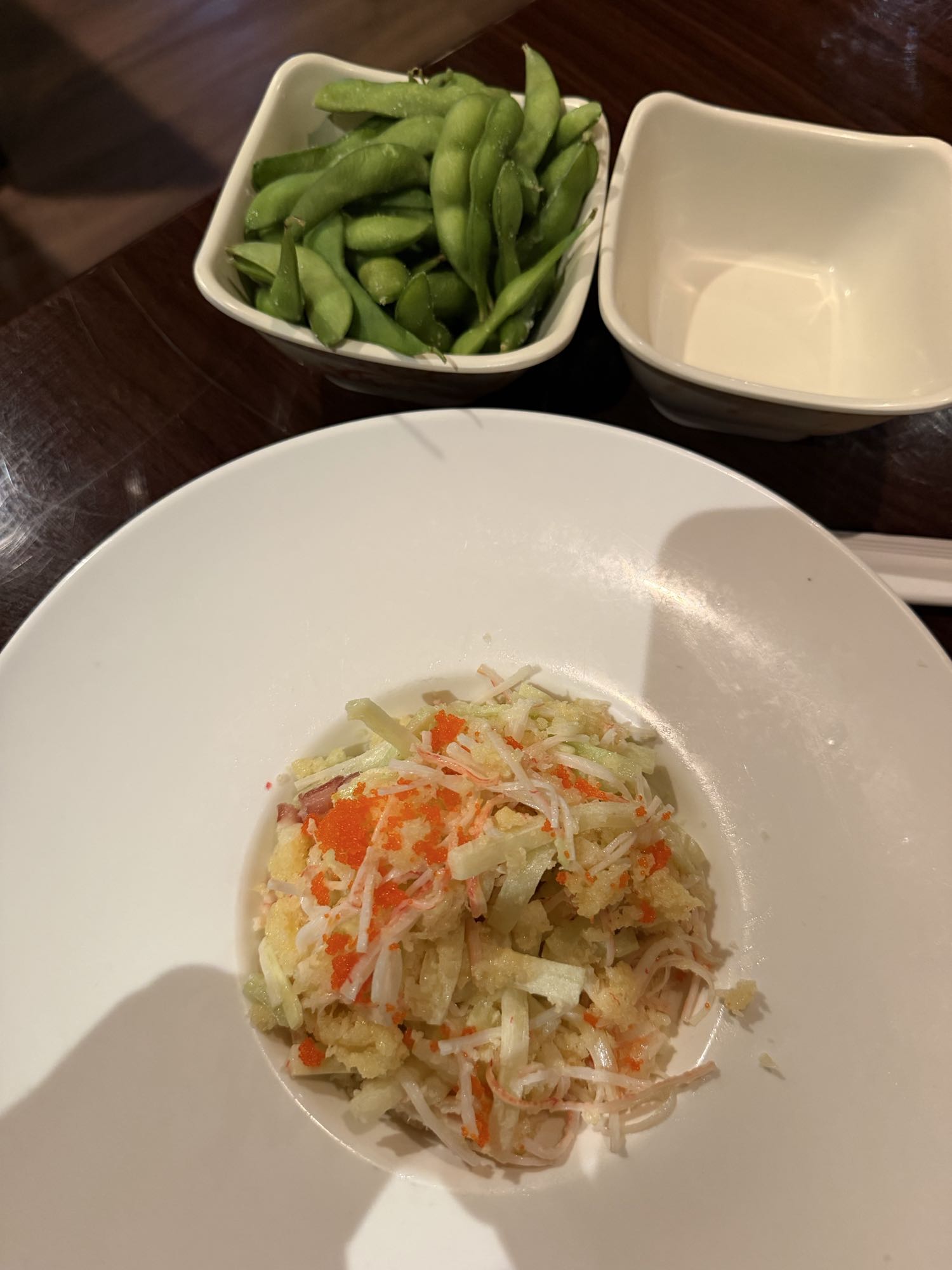 Edamame e insalata di granchio