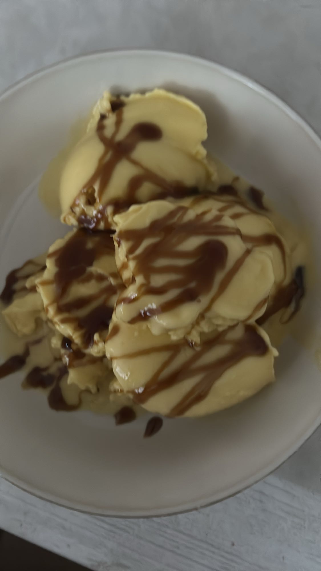 Helado con caramelo