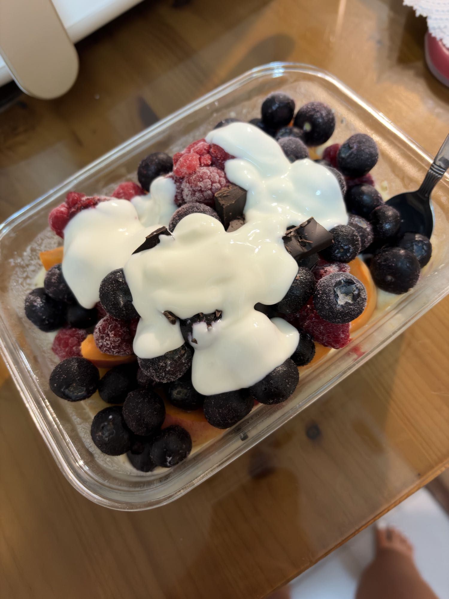 Overnight oats cu pudră proteică, fructe și iaurt grecesc