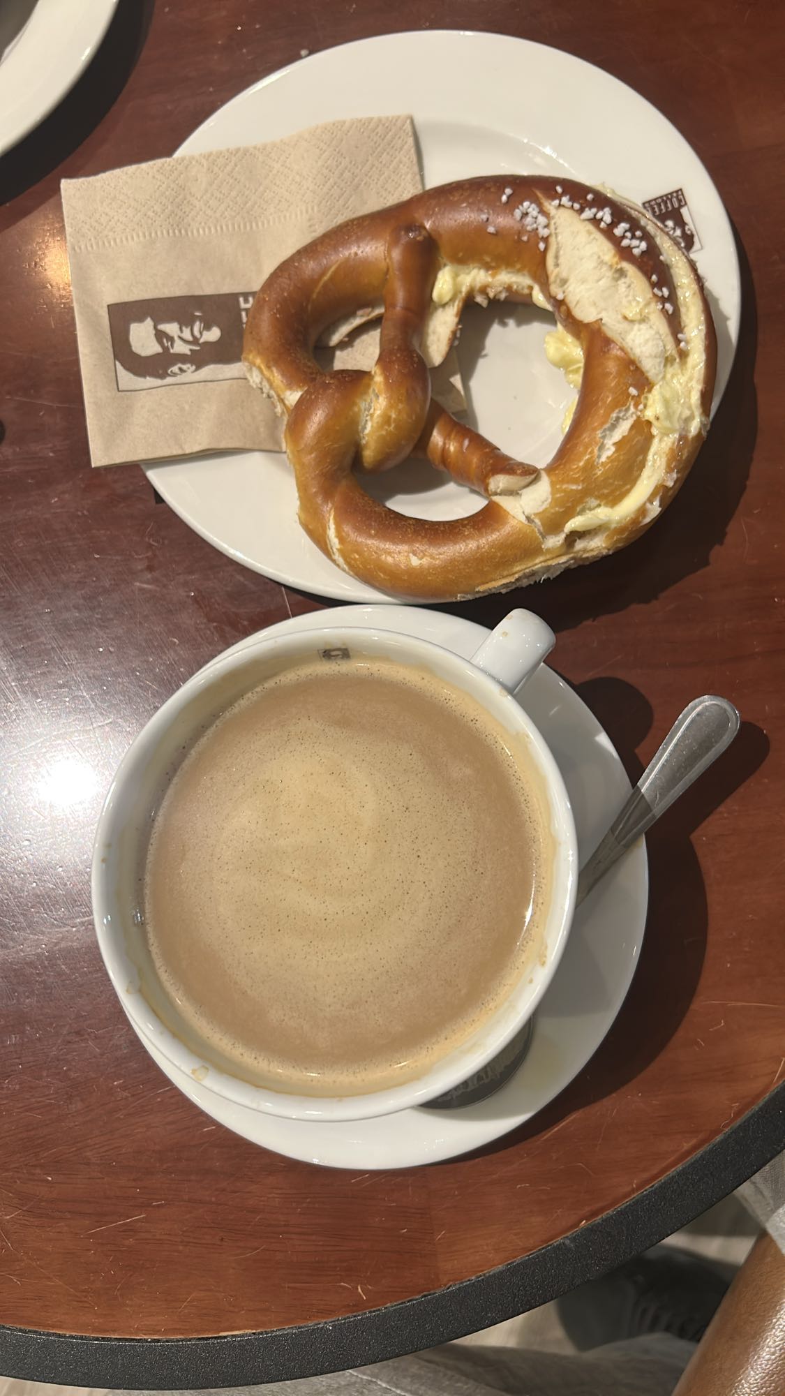 pretzel con cafe