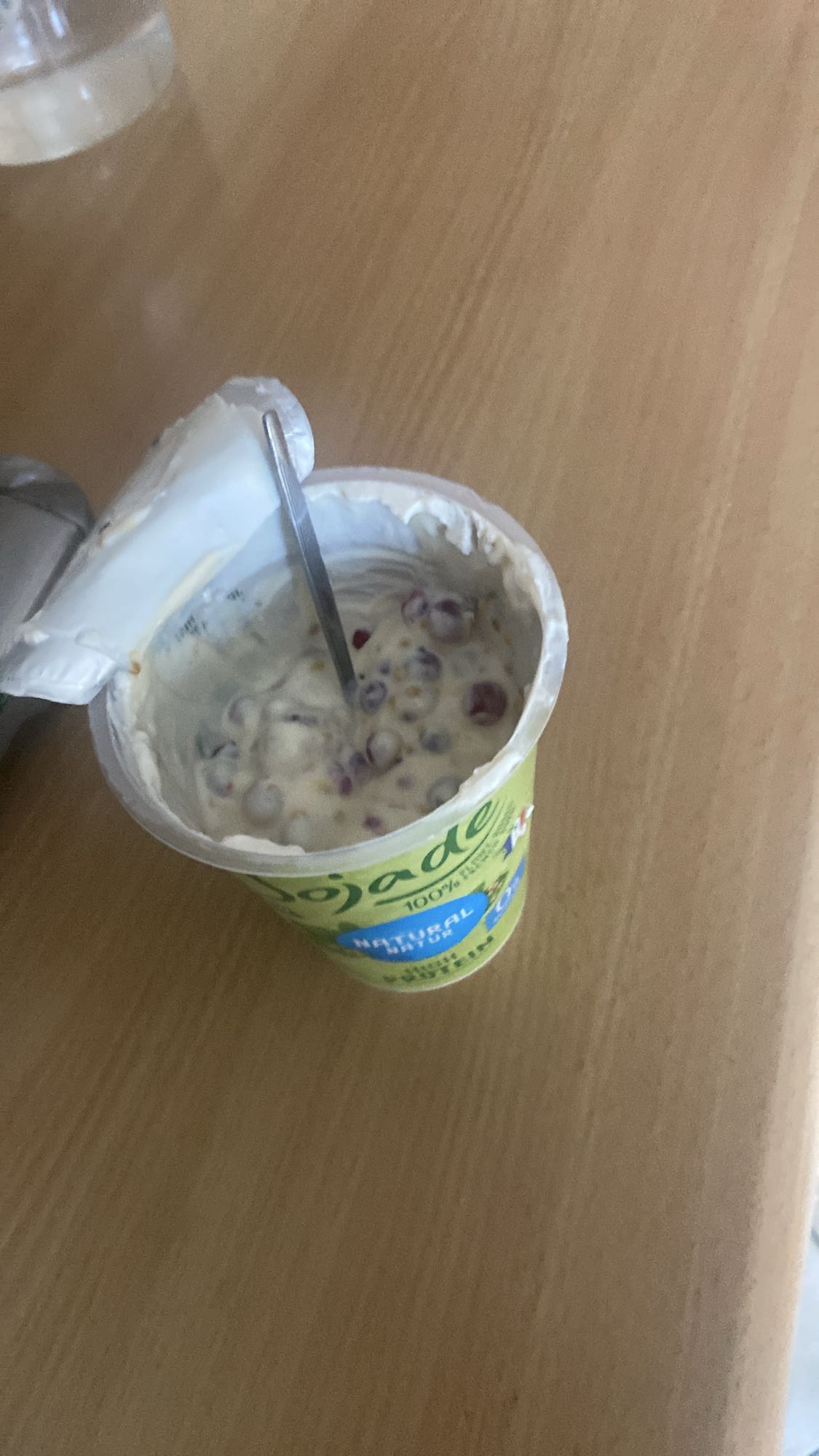 Jogurt z pyłkiem pszczelim i owocami