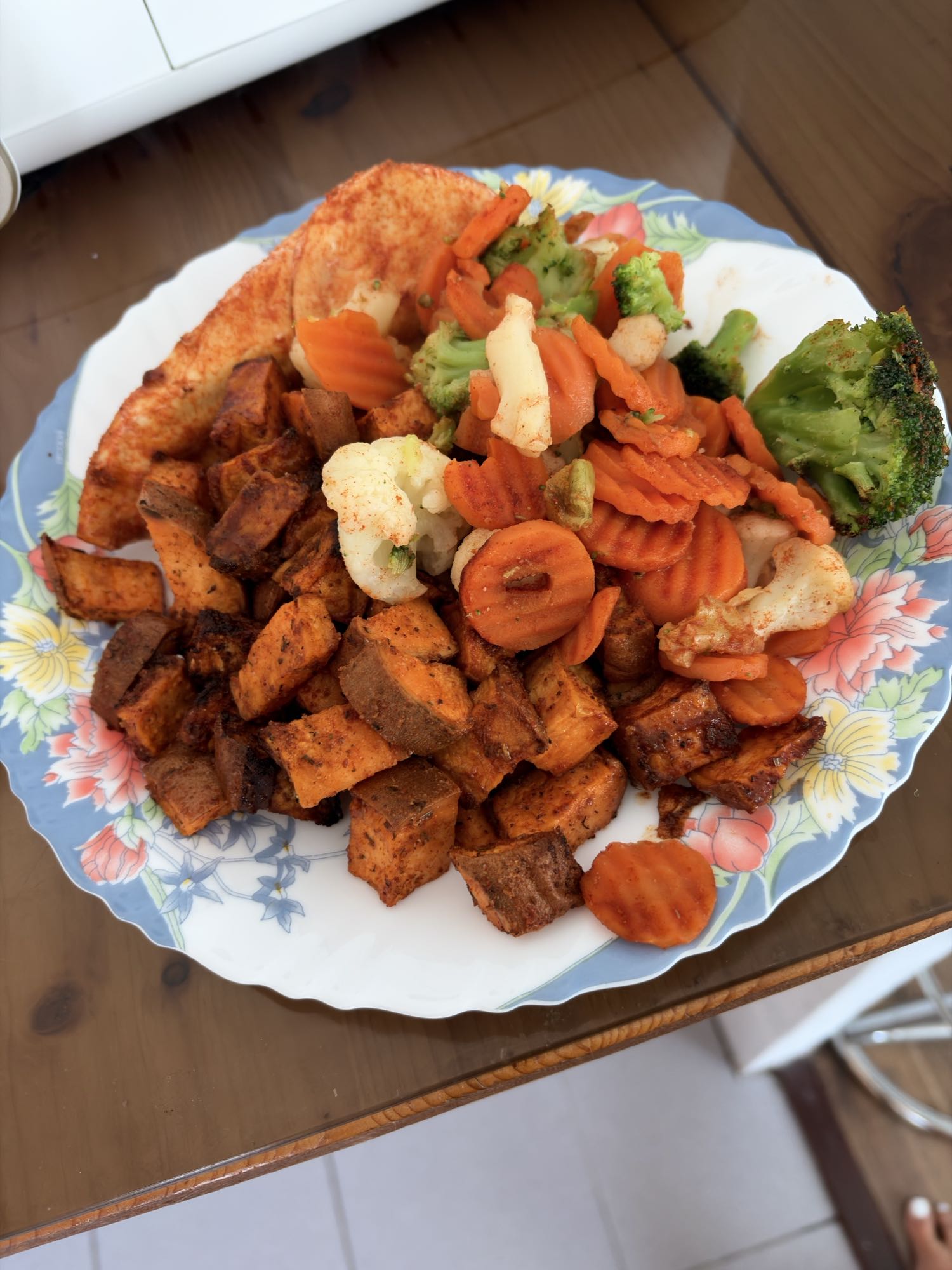 Piept de pui cu varză murată, legume și cartof dulce