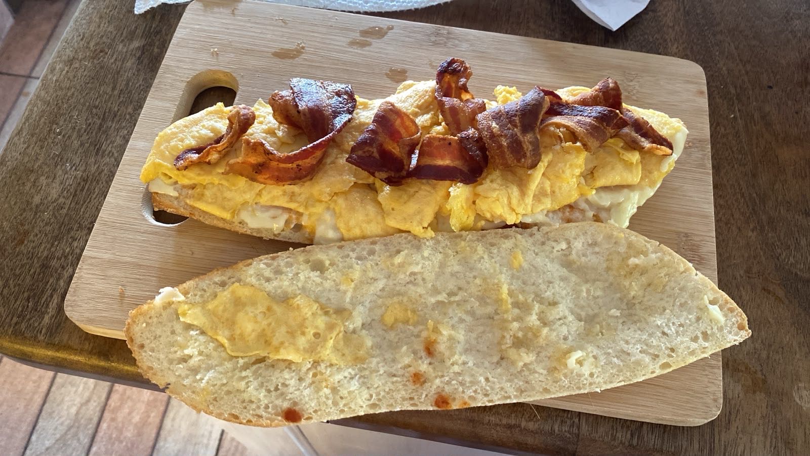 bocadillo de huevo y tocino