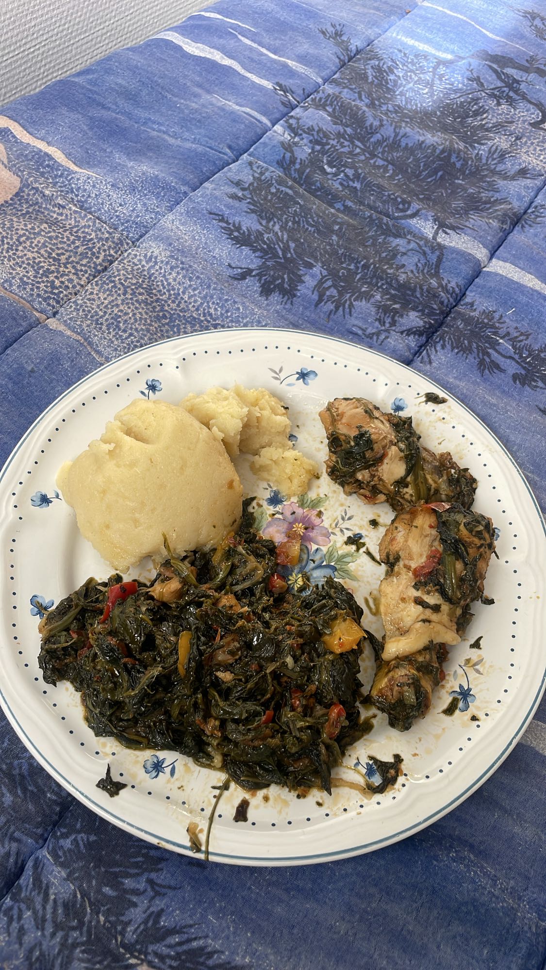 Poulet, légumes et foufou