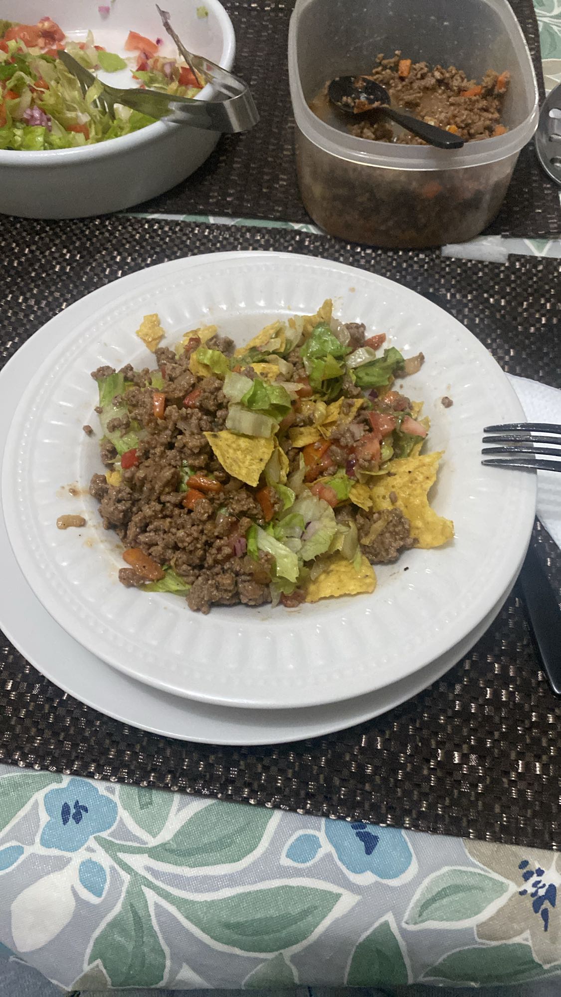 ensalada con carne y nachos