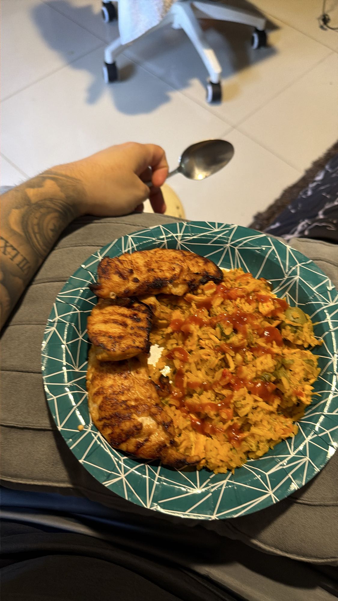 arroz con pollo y vegetales