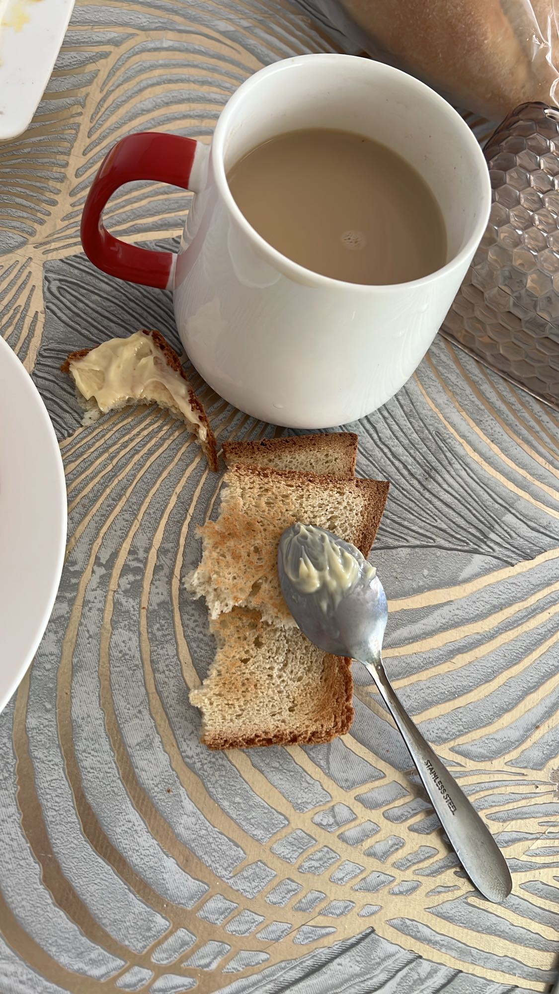 Чай с хлебом и маслом