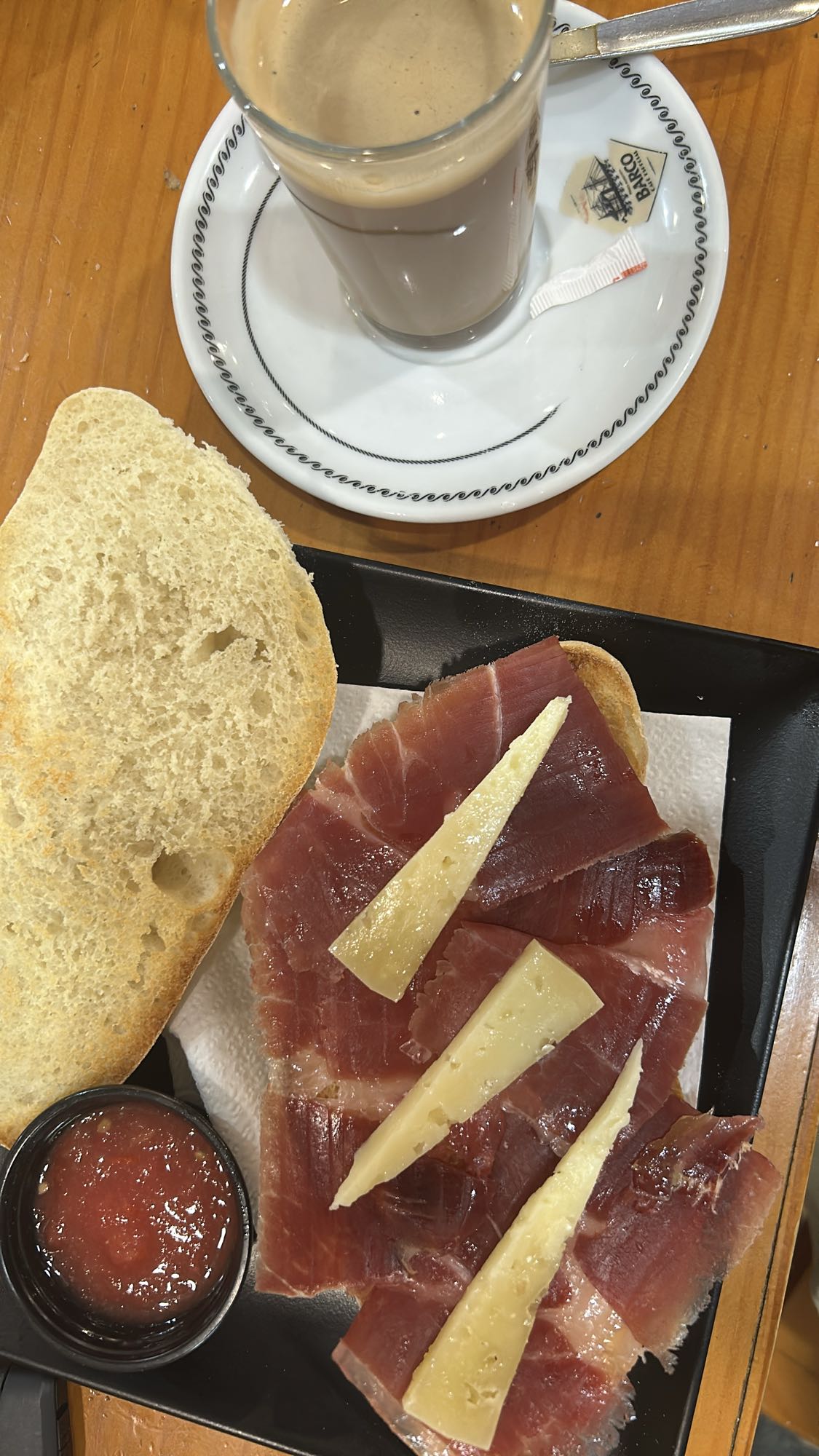 tostada con jamón y café