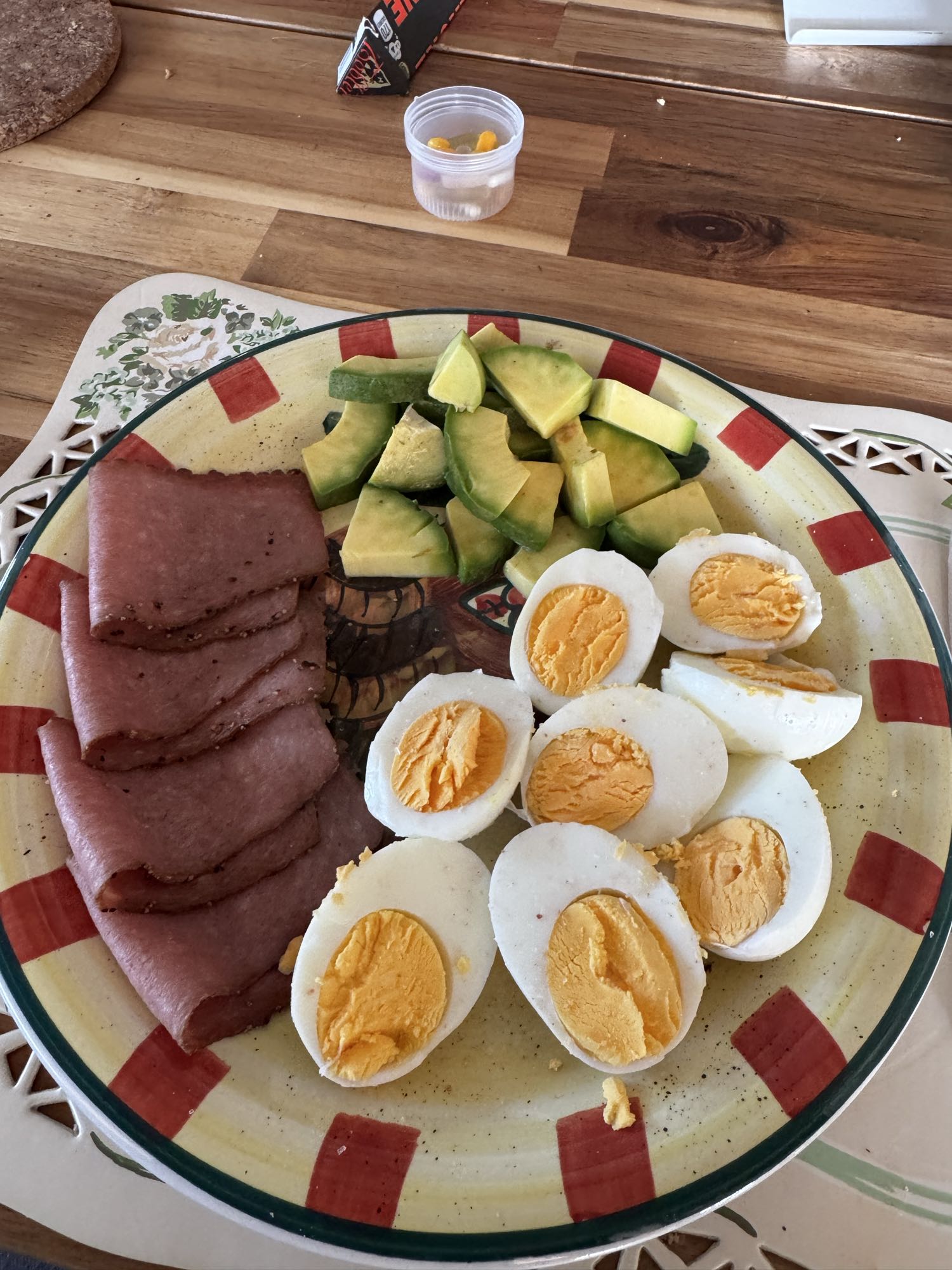 huevos con aguacate y jamón