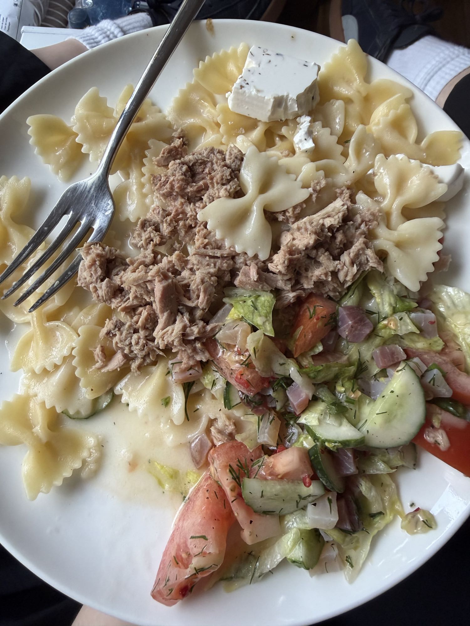 Паста с тунцом и салатом