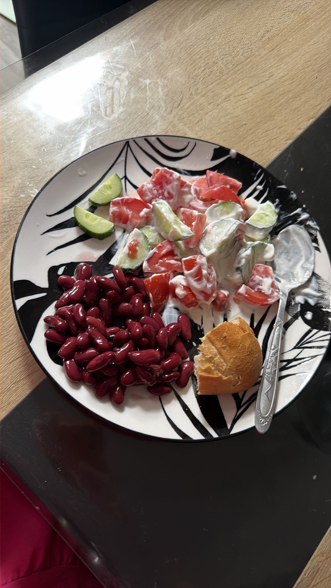 Salată cu fasole, roșii și castravete