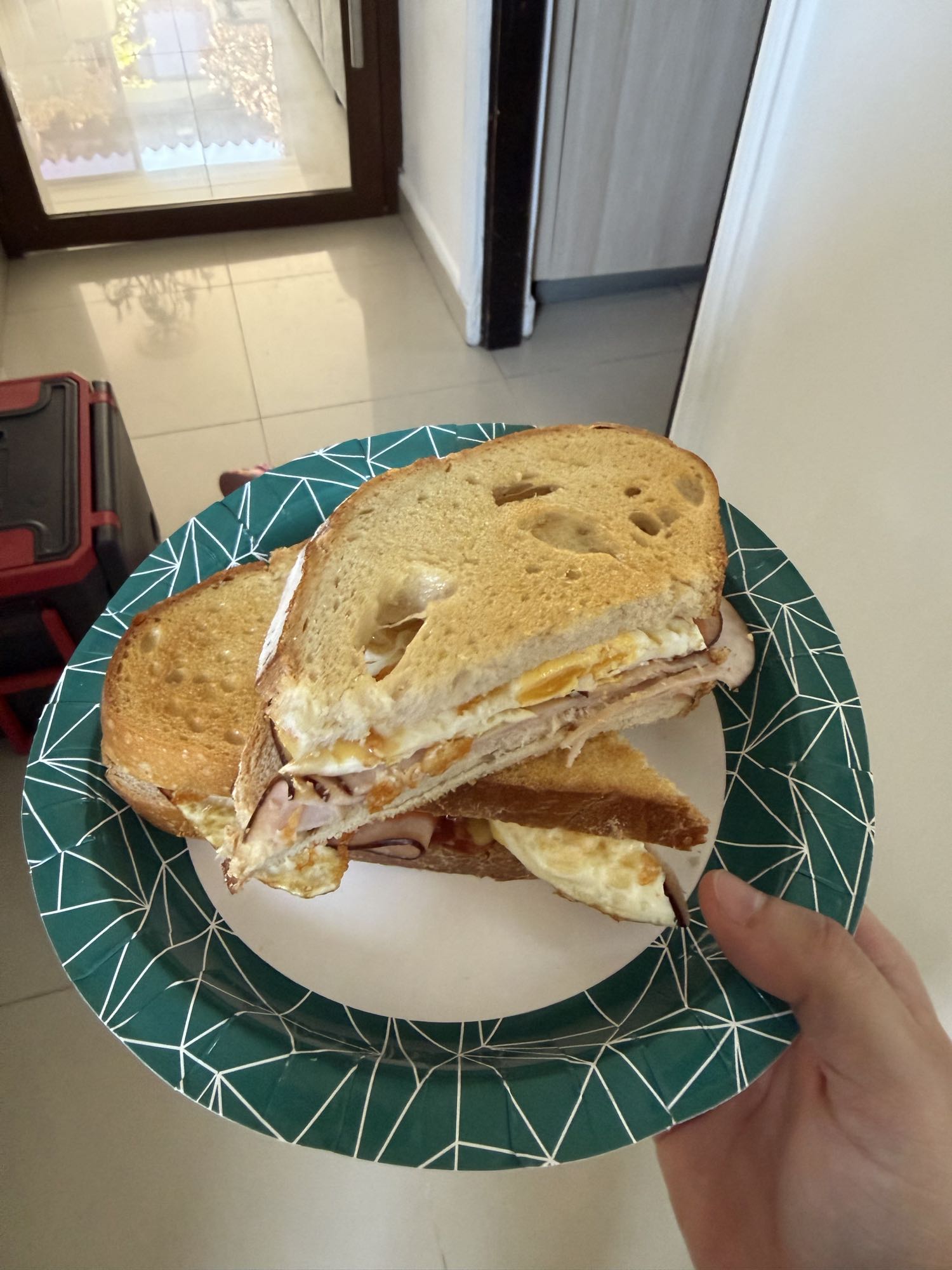 sándwich de huevo y jamón de pavo