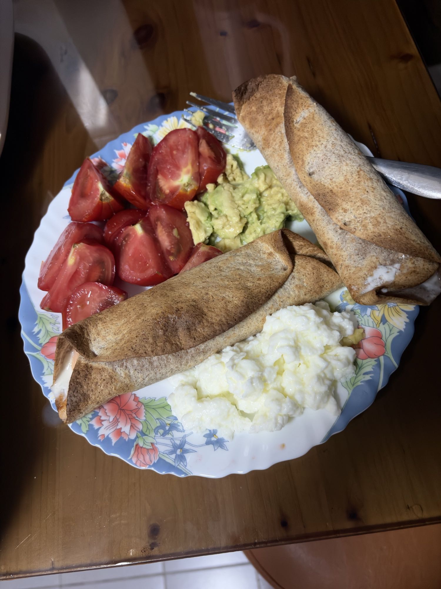 Două lipii proteice cu somon afumat, mozzarella light, roșii, avocado și albuș
