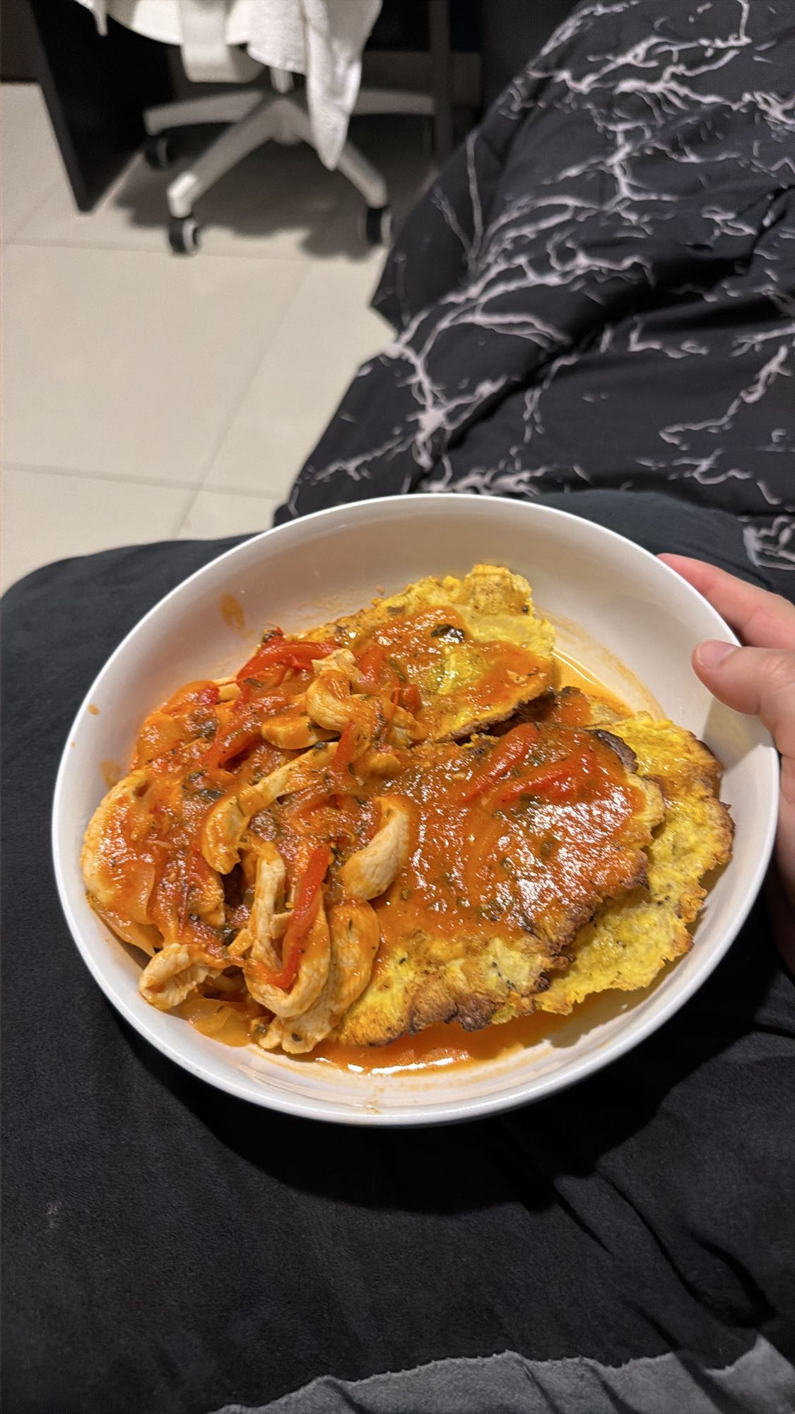 patacones sin aceite con pollo guisado