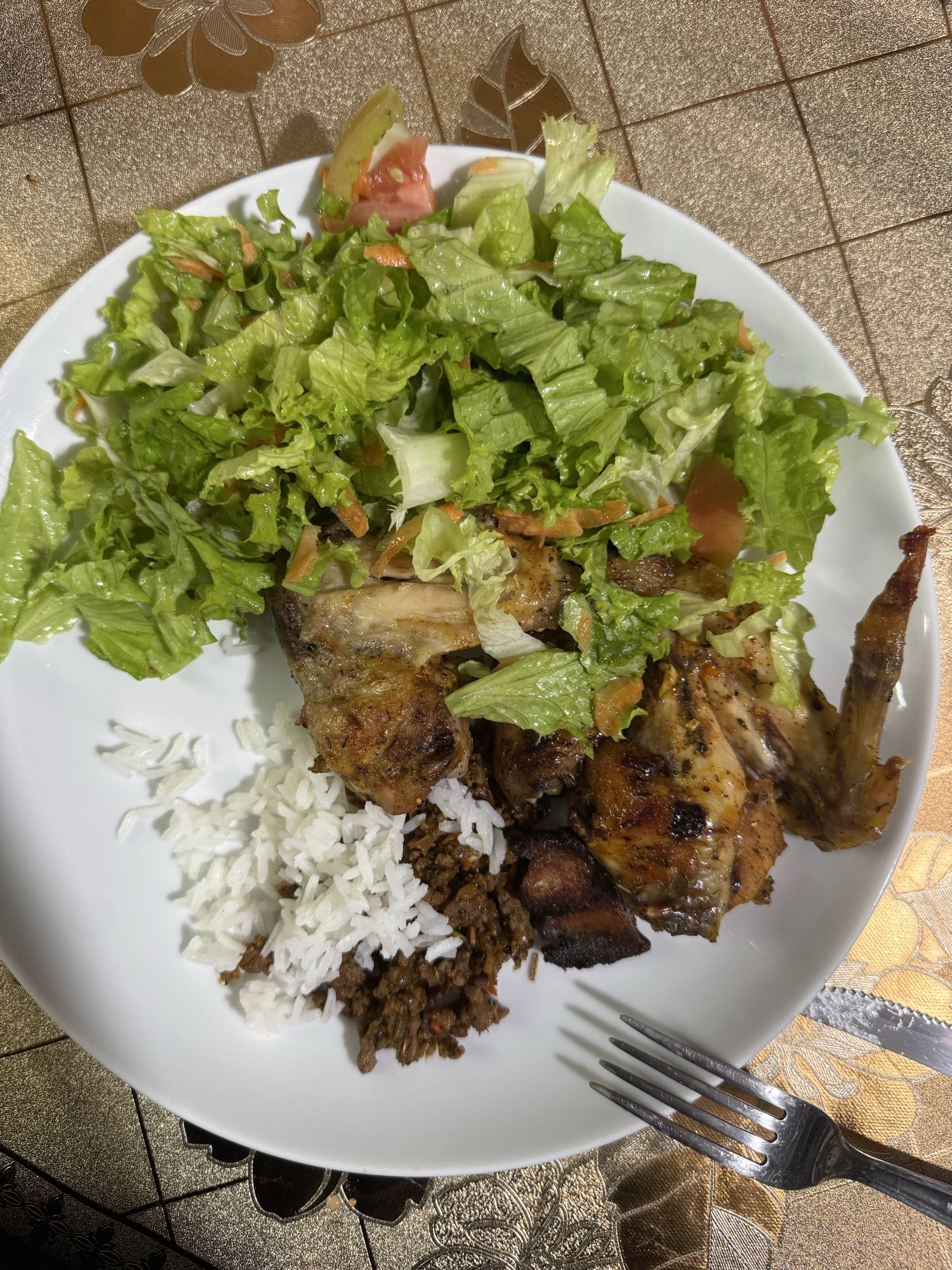 Frango com arroz e salada
