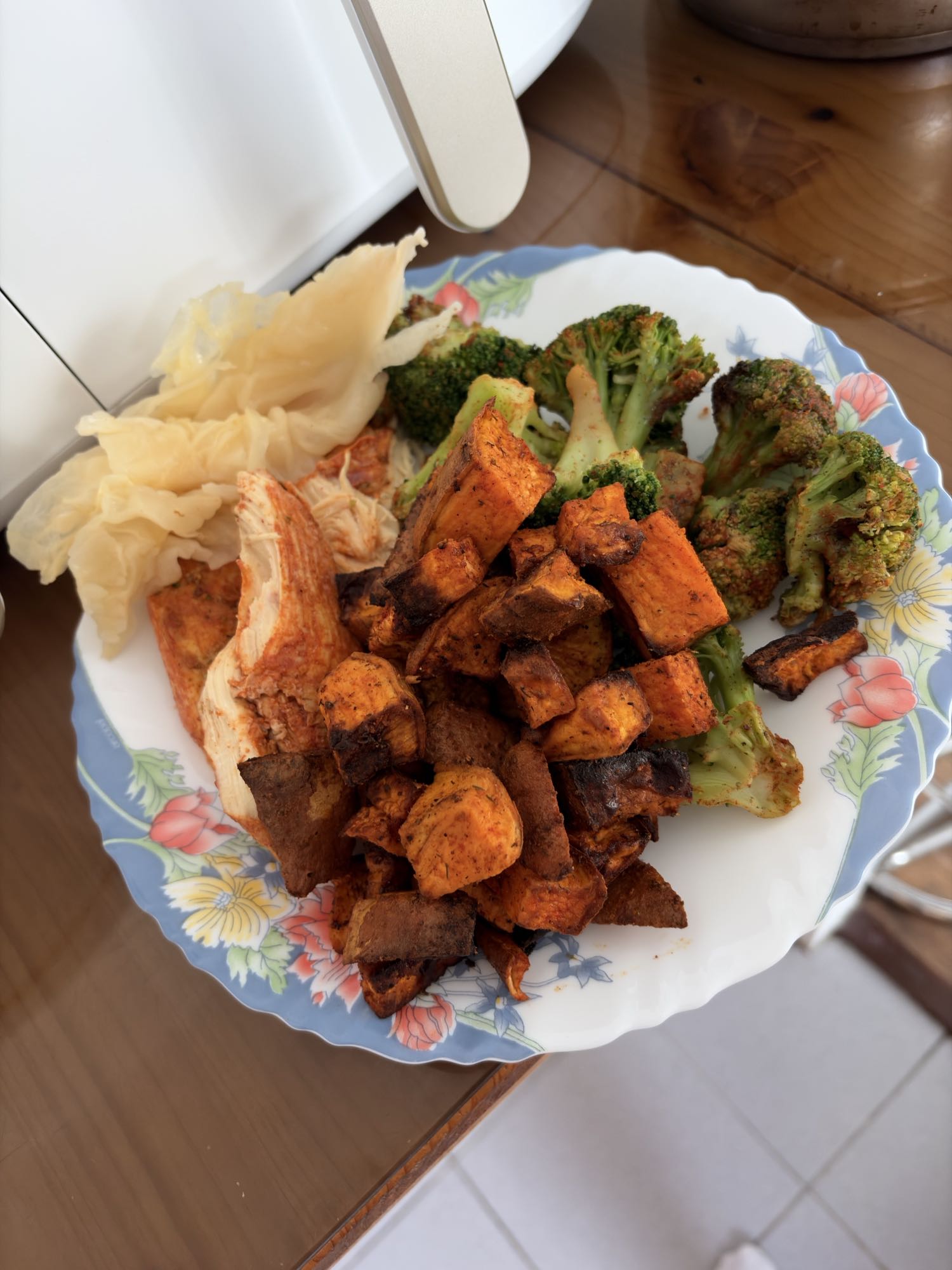 Pui cu cartof dulce, broccoli și varză murată