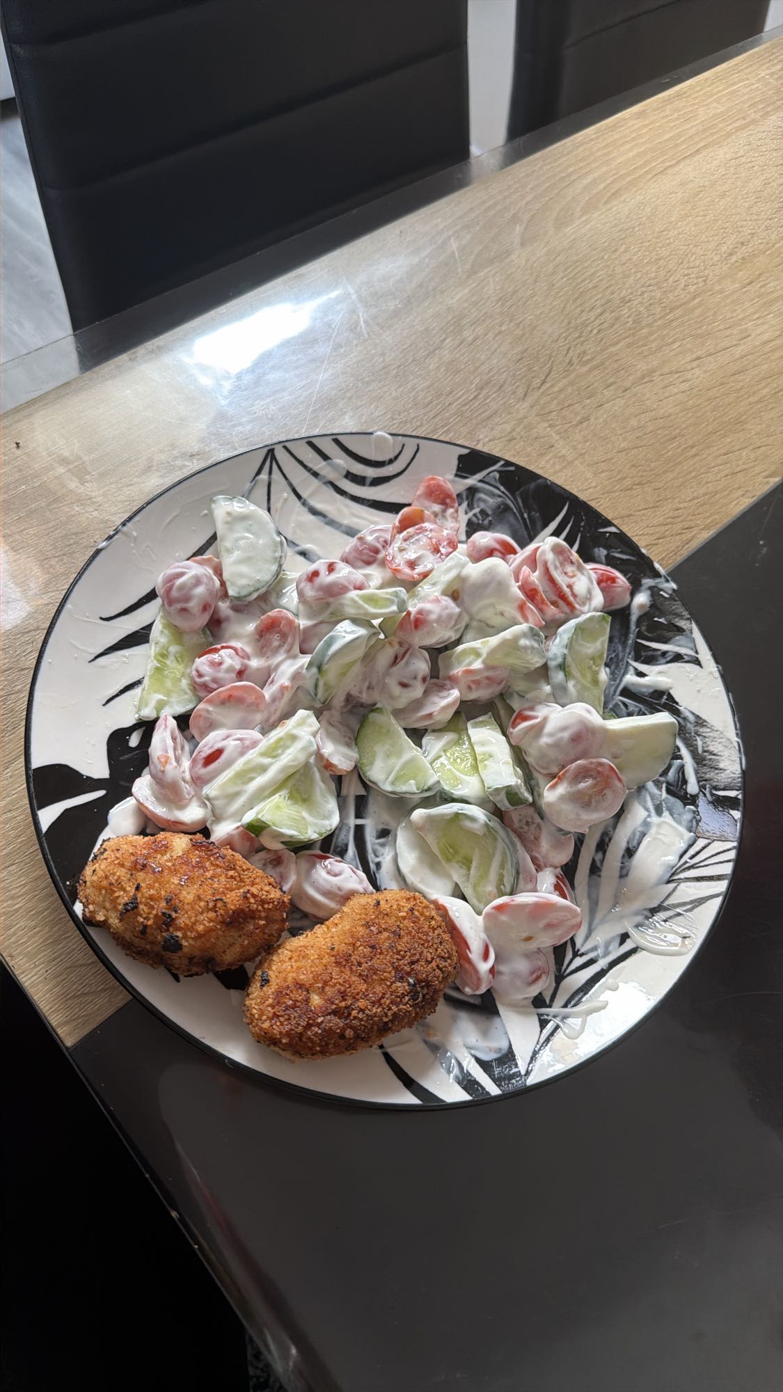Salată cu pârjoale de pui