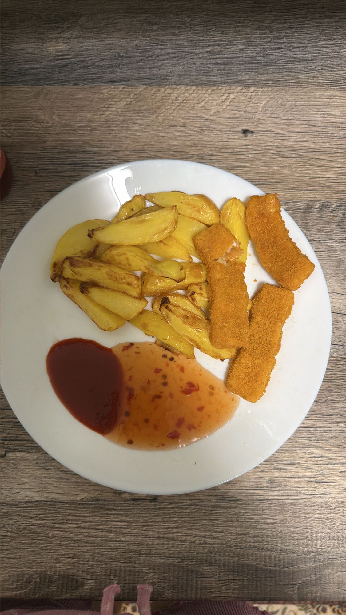 Fischstäbchen mit Pommes