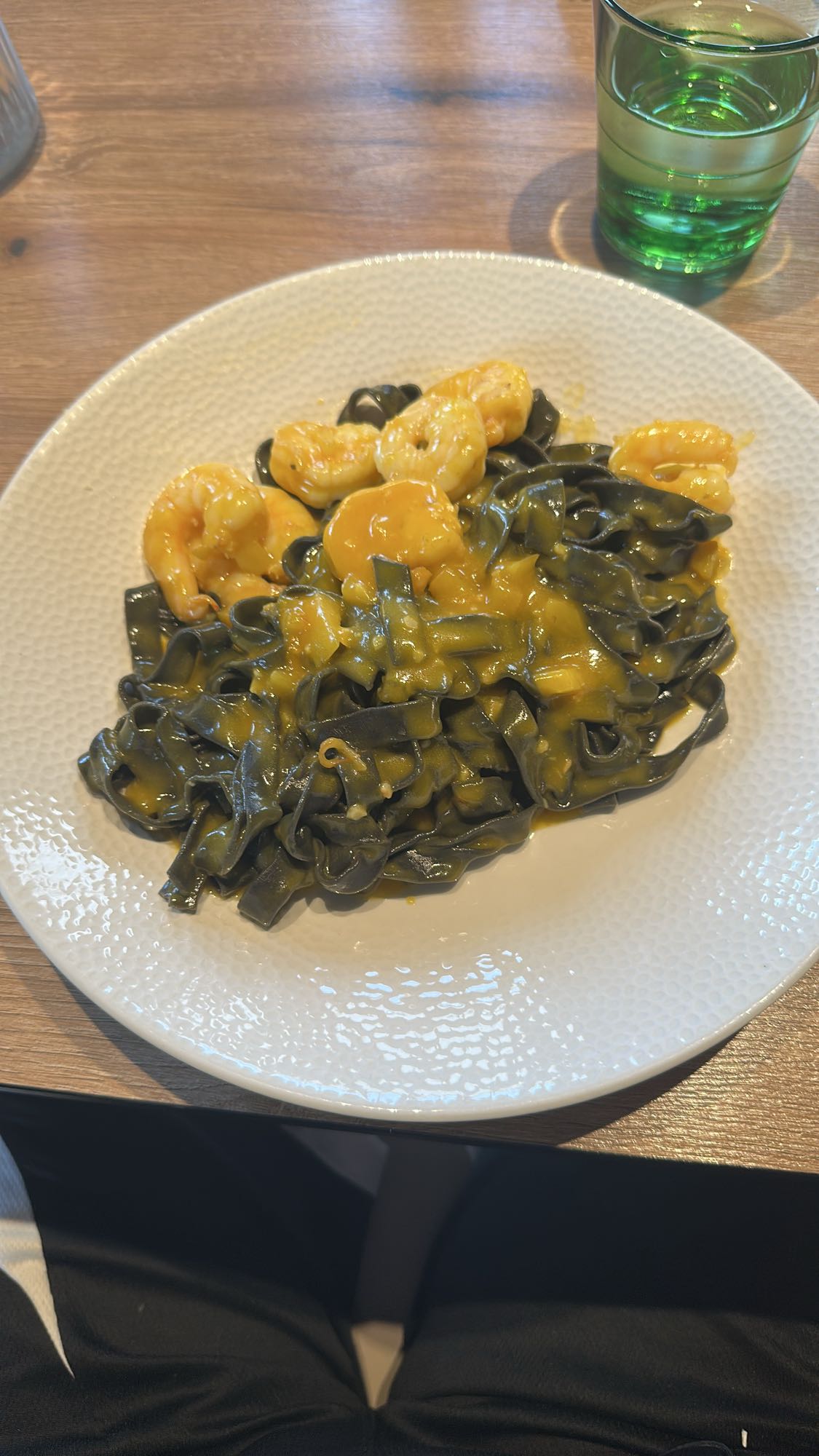 pasta negra con gambas