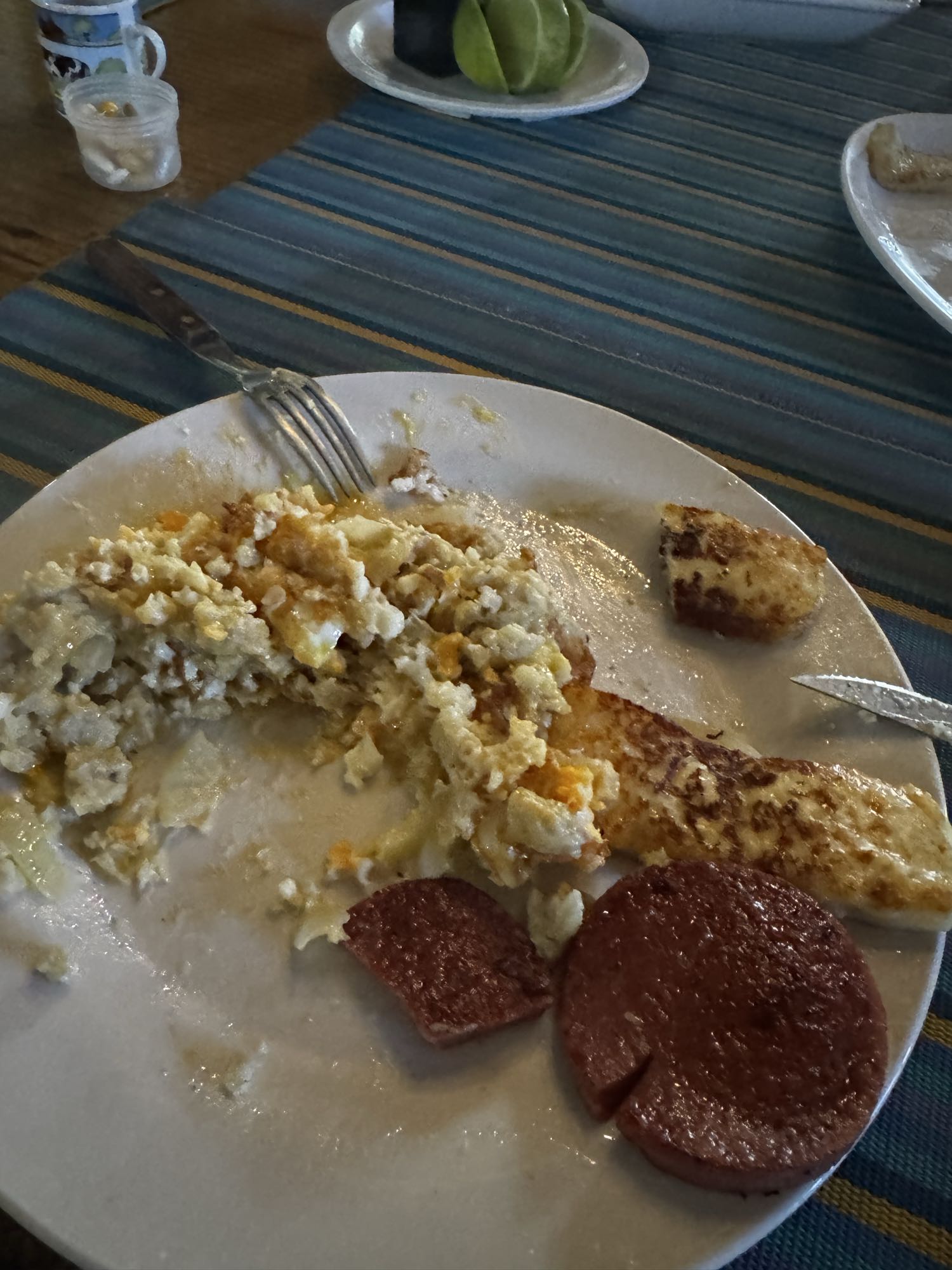 desayuno con huevo y spam