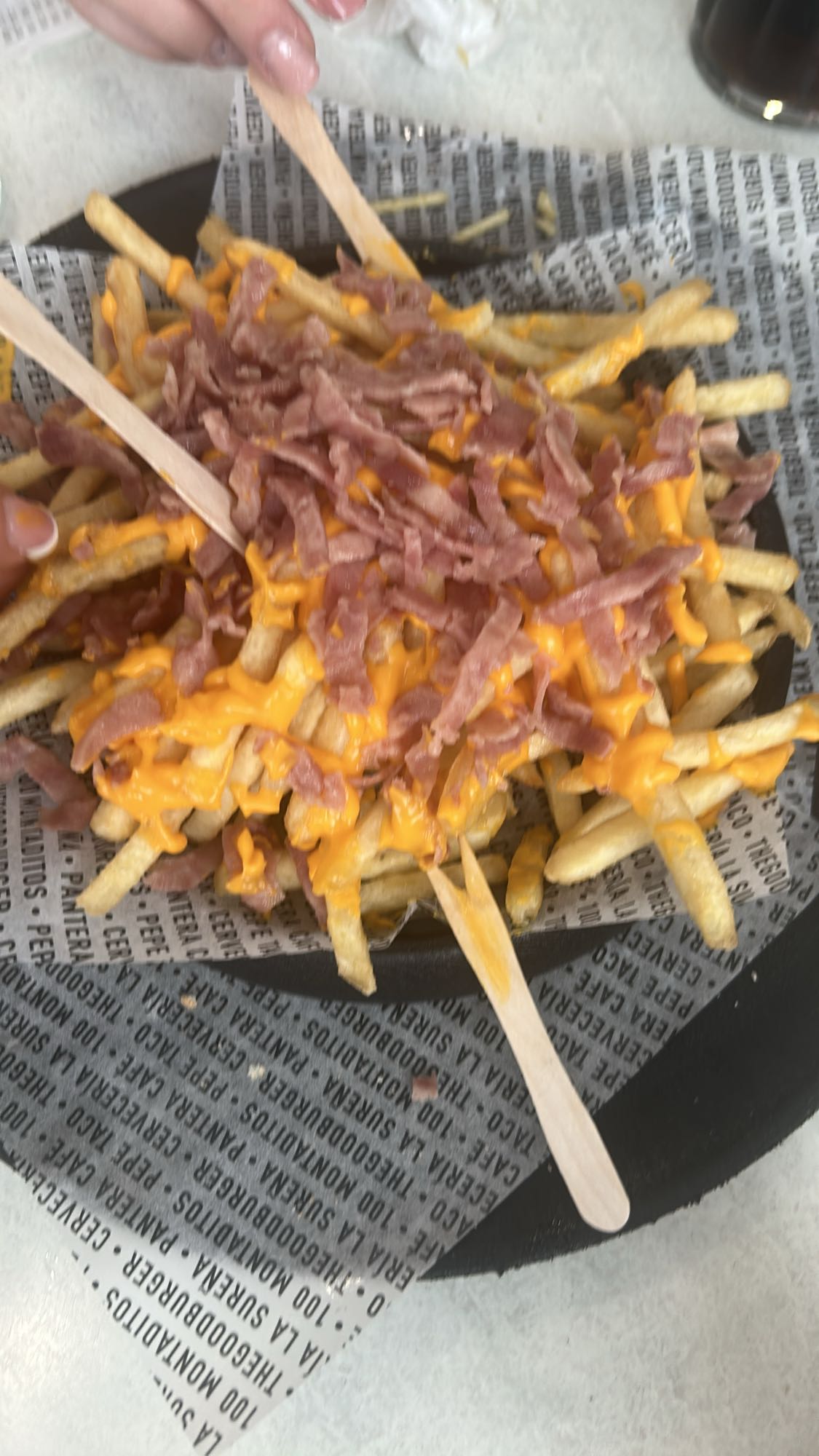 papas con queso y bacon