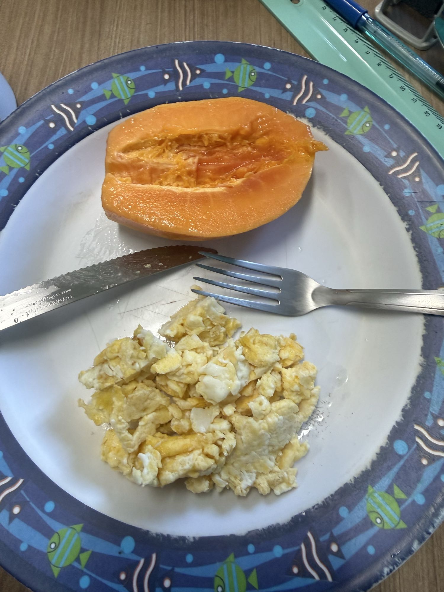 Ovos mexidos com mamão