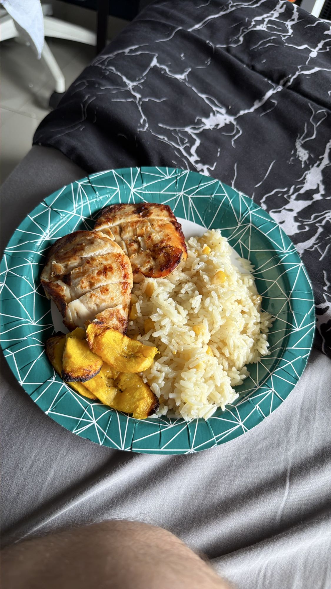 pollo con arroz con coco y plátano asado
