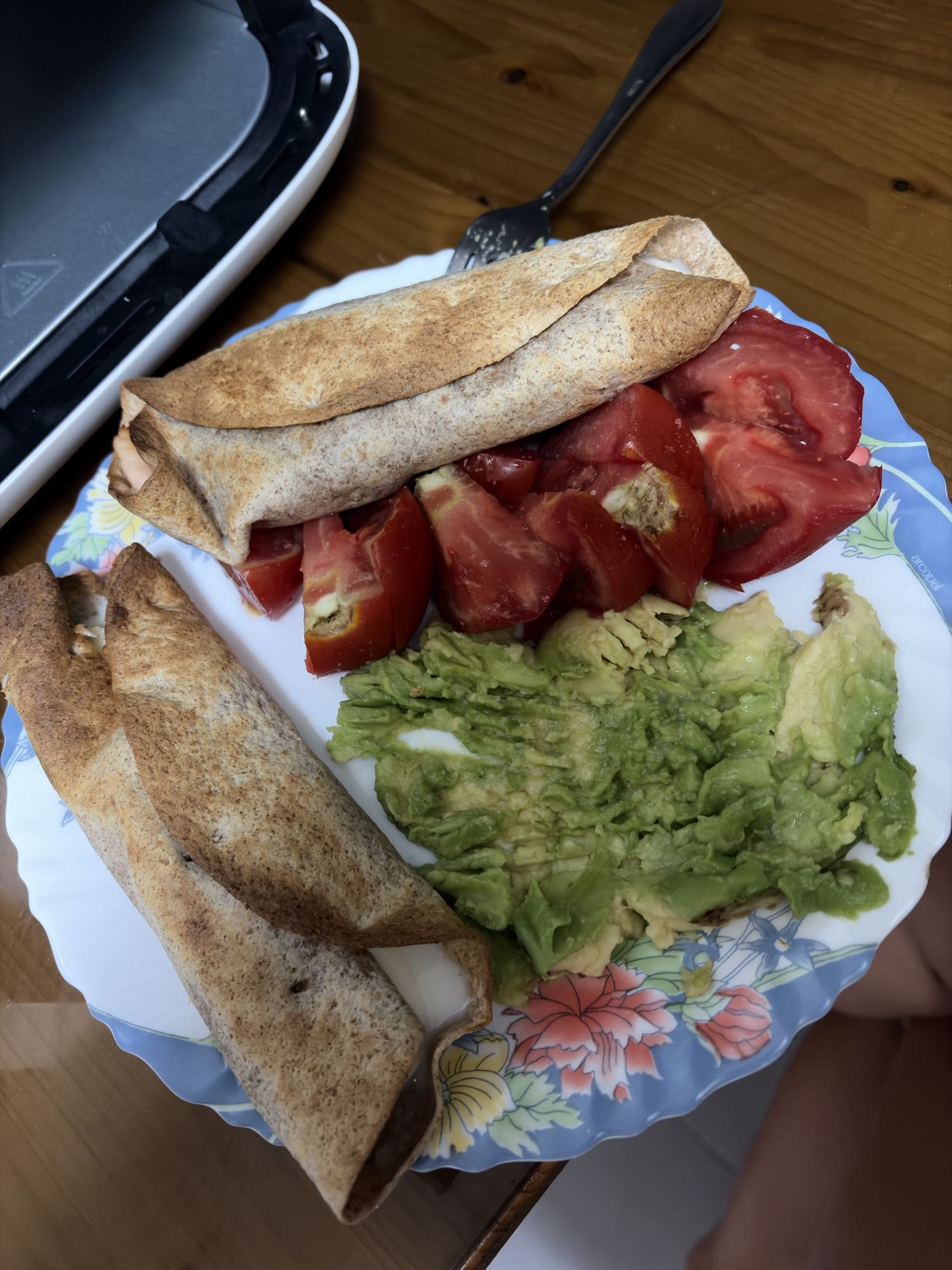Lipii proteice cu somon afumat, mozzarella light, roșii și avocado