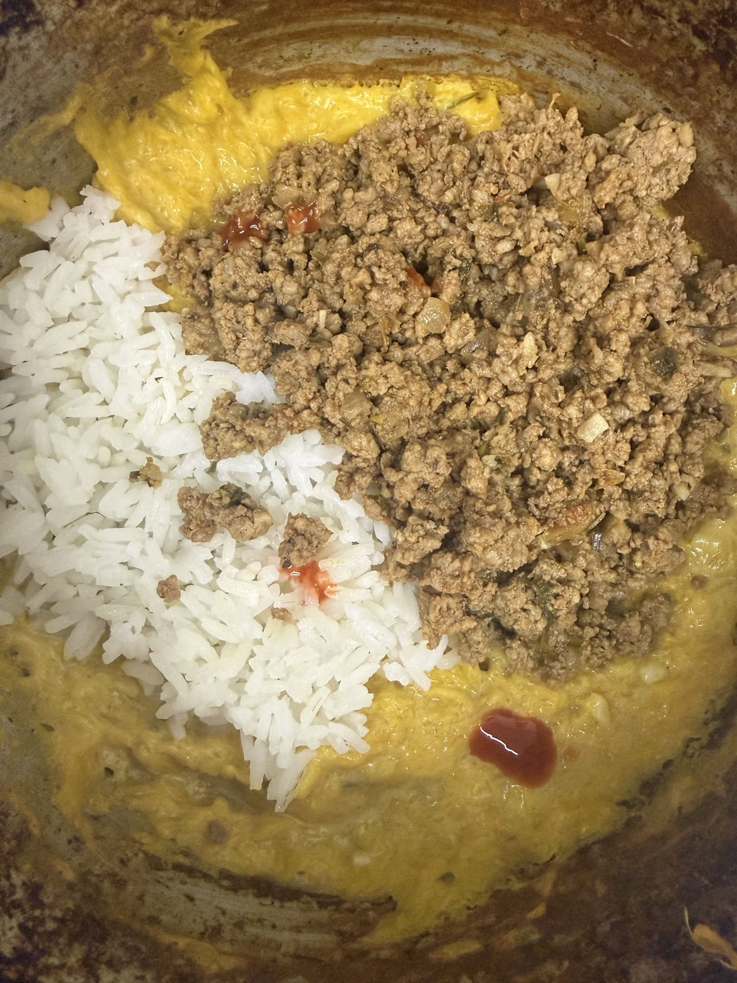 Arroz com carne e ovos