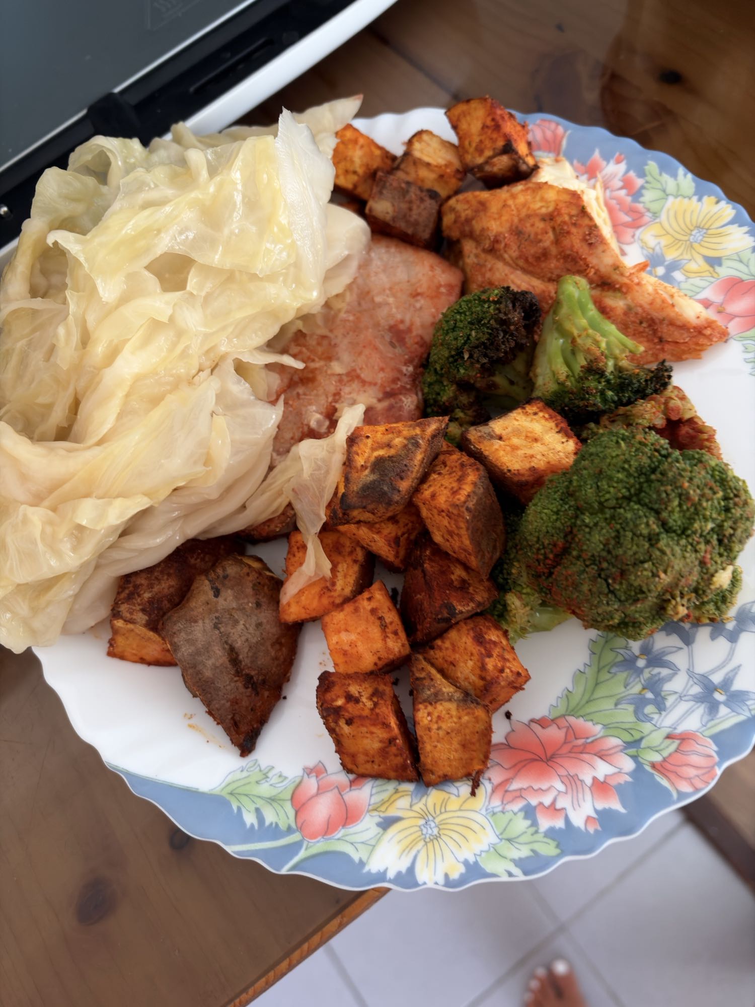 Ton cu piept de pui, broccoli, cartof dulce si varza murata