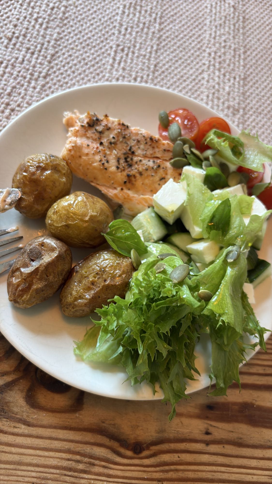 Lax med potatis och sallad