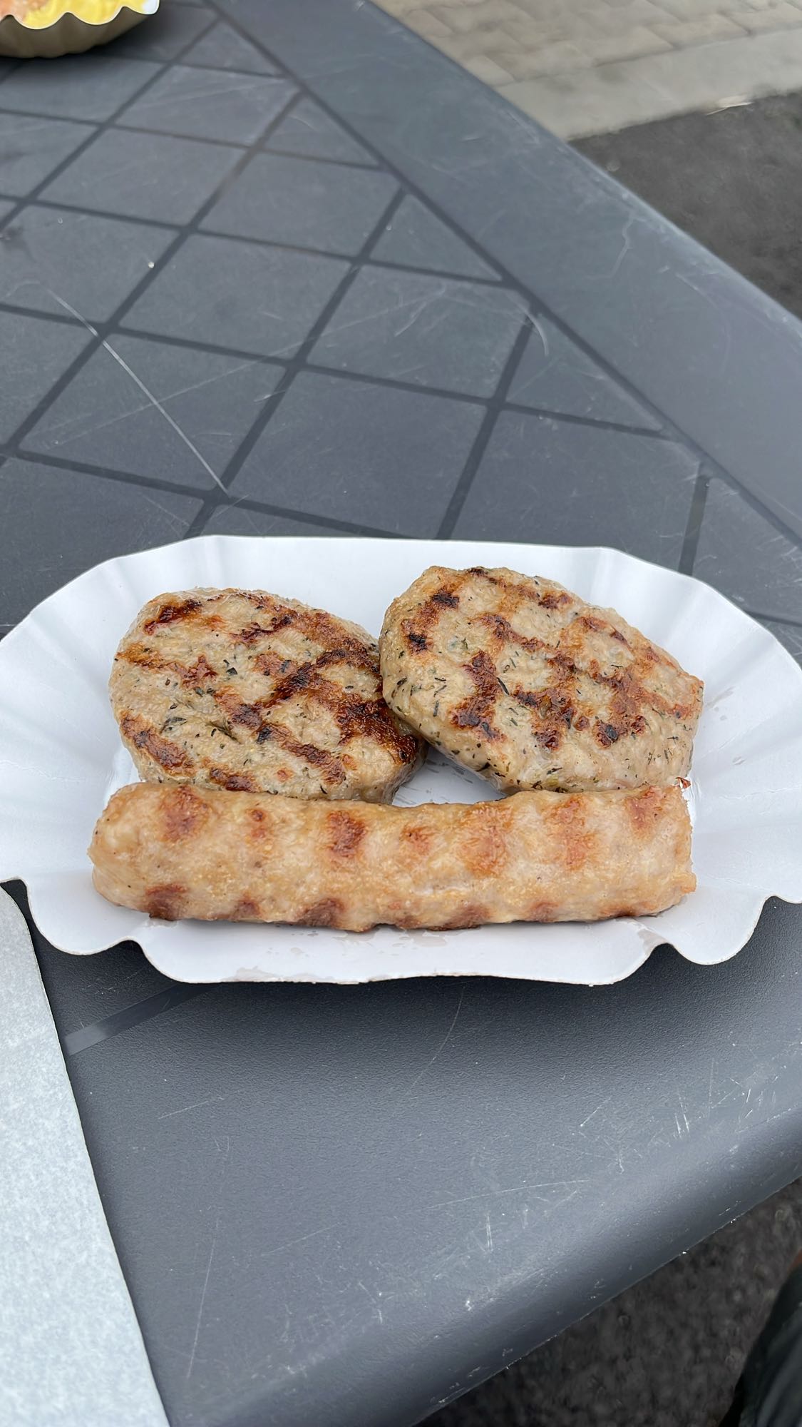 Скара с кюфтета и кебапче