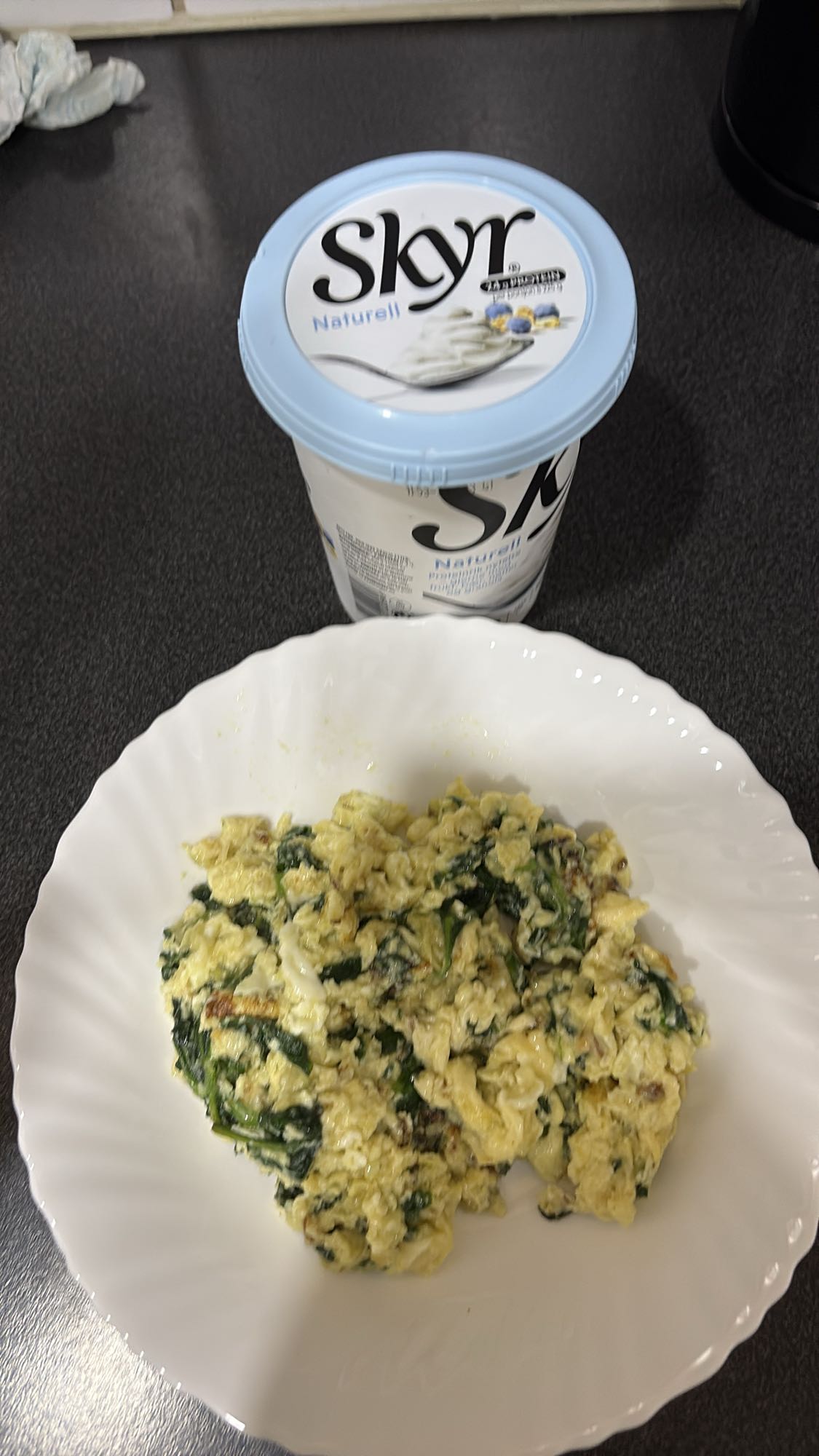 Eggerøre med spinat og skyr