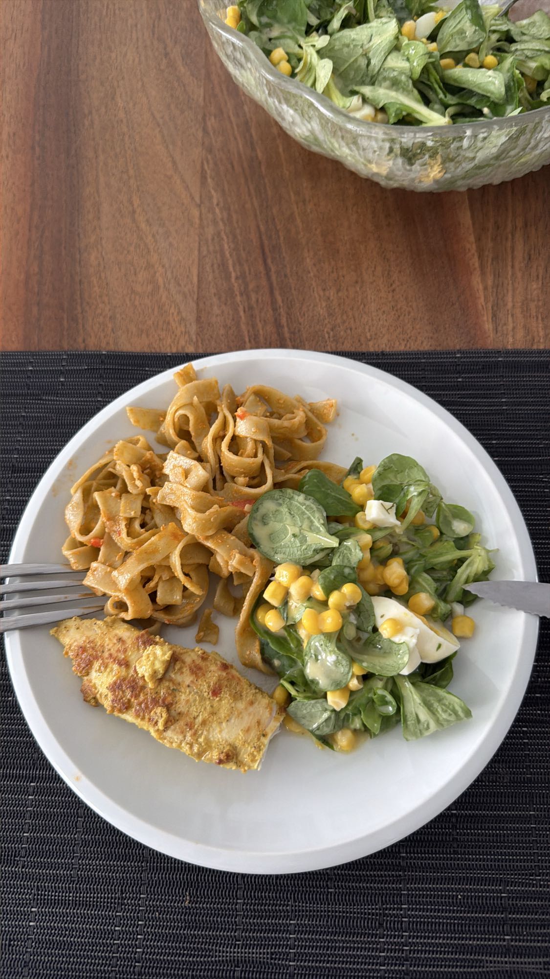 Pasta mit Huhn und Salat